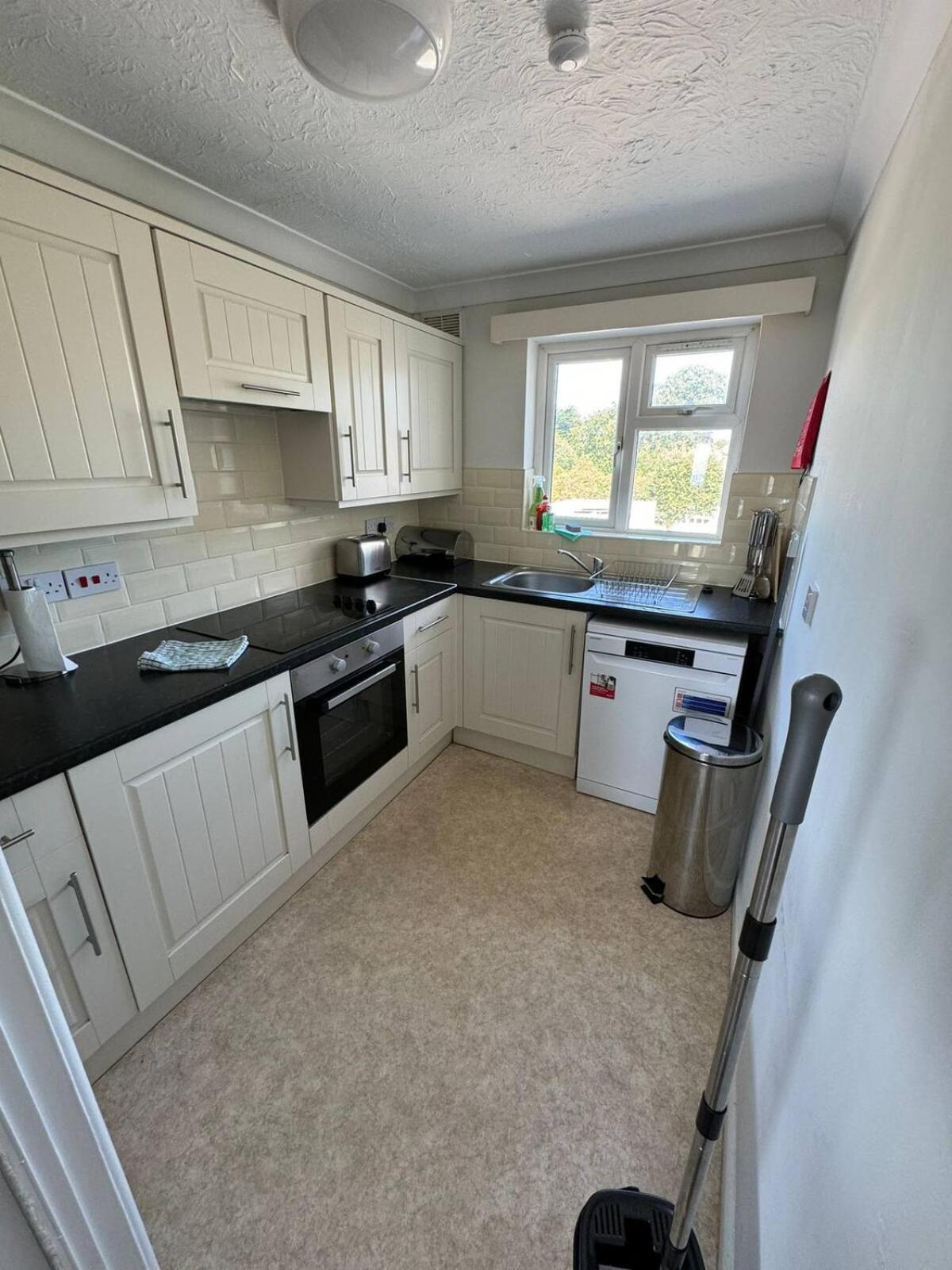 Trendy Sea View 2 Bedroom Sleeps 6 - Free Parking