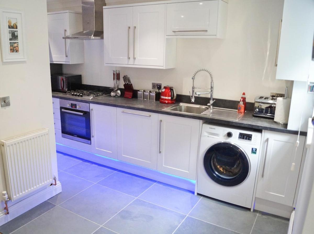 Apartment Modern 2 Bedroom With Private Parking *