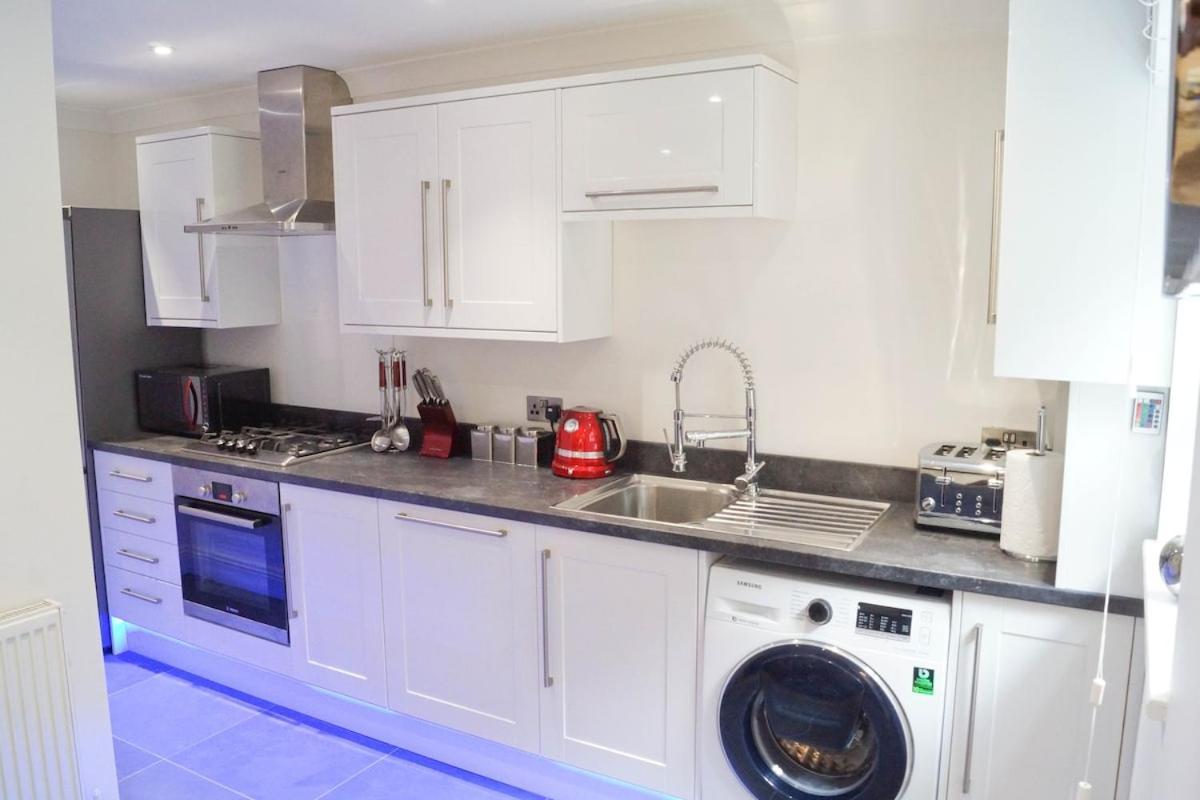 Modern 2 Bedroom With Private Parking *