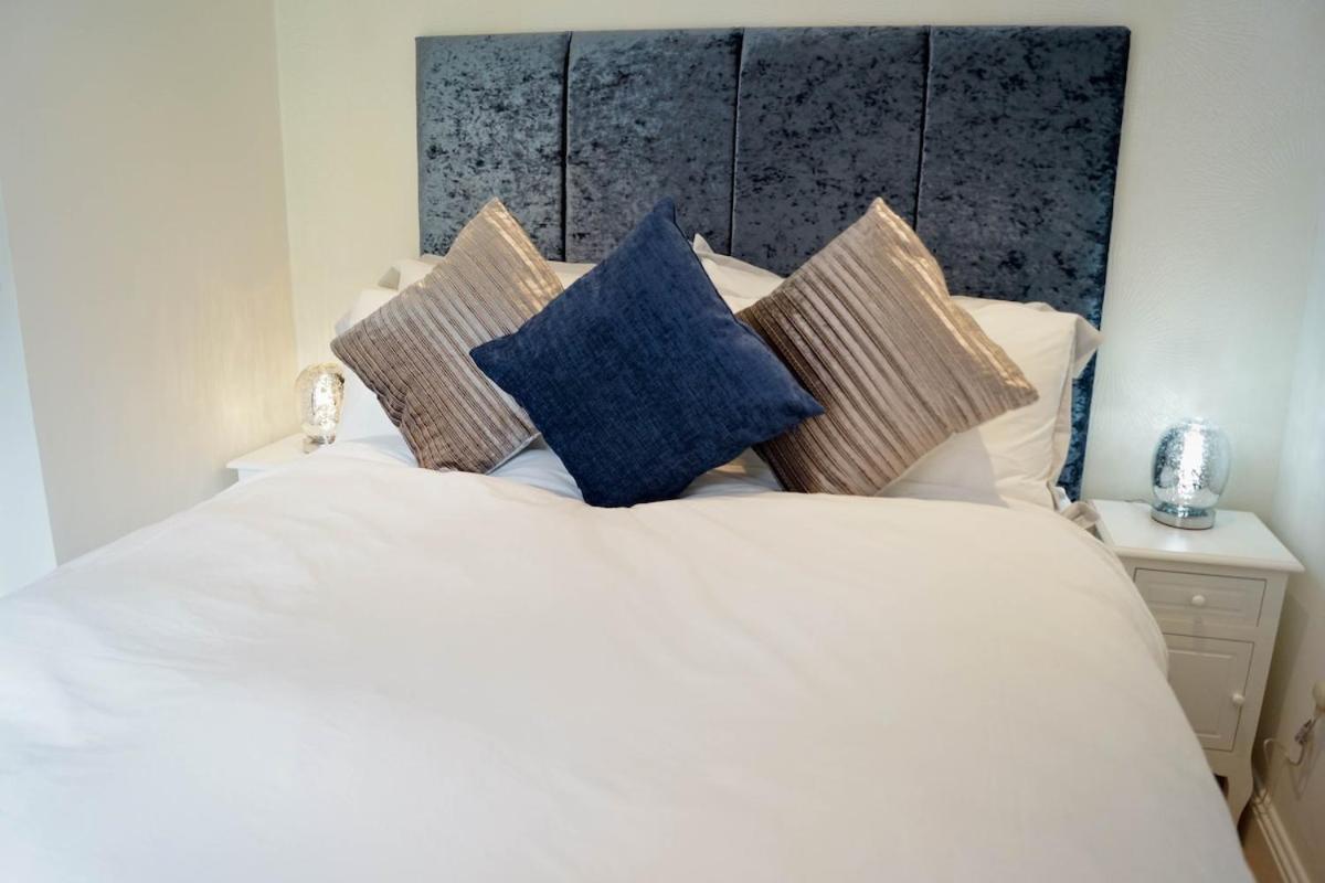 Modern 2 Bedroom With Private Parking Apartment *