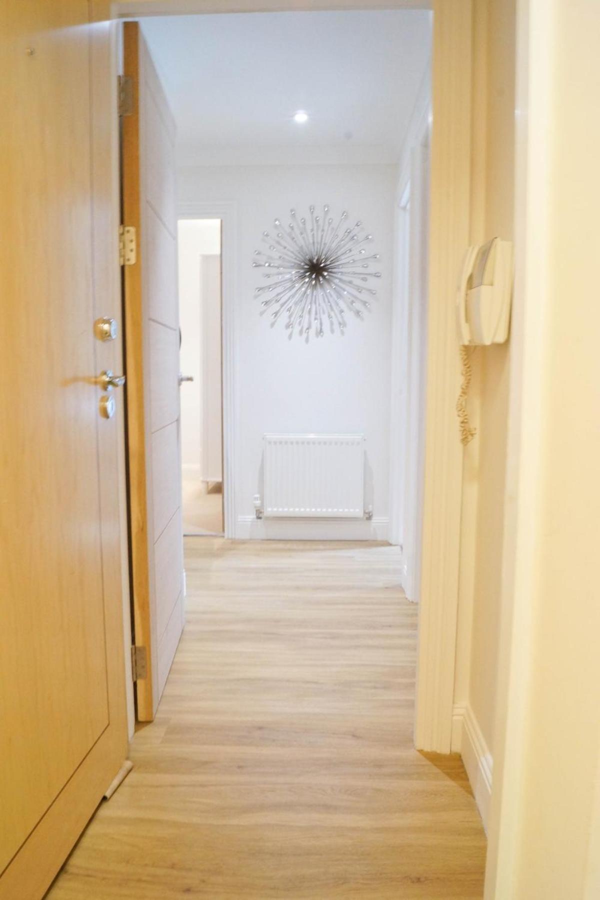 Modern 2 Bedroom With Private Parking Apartment