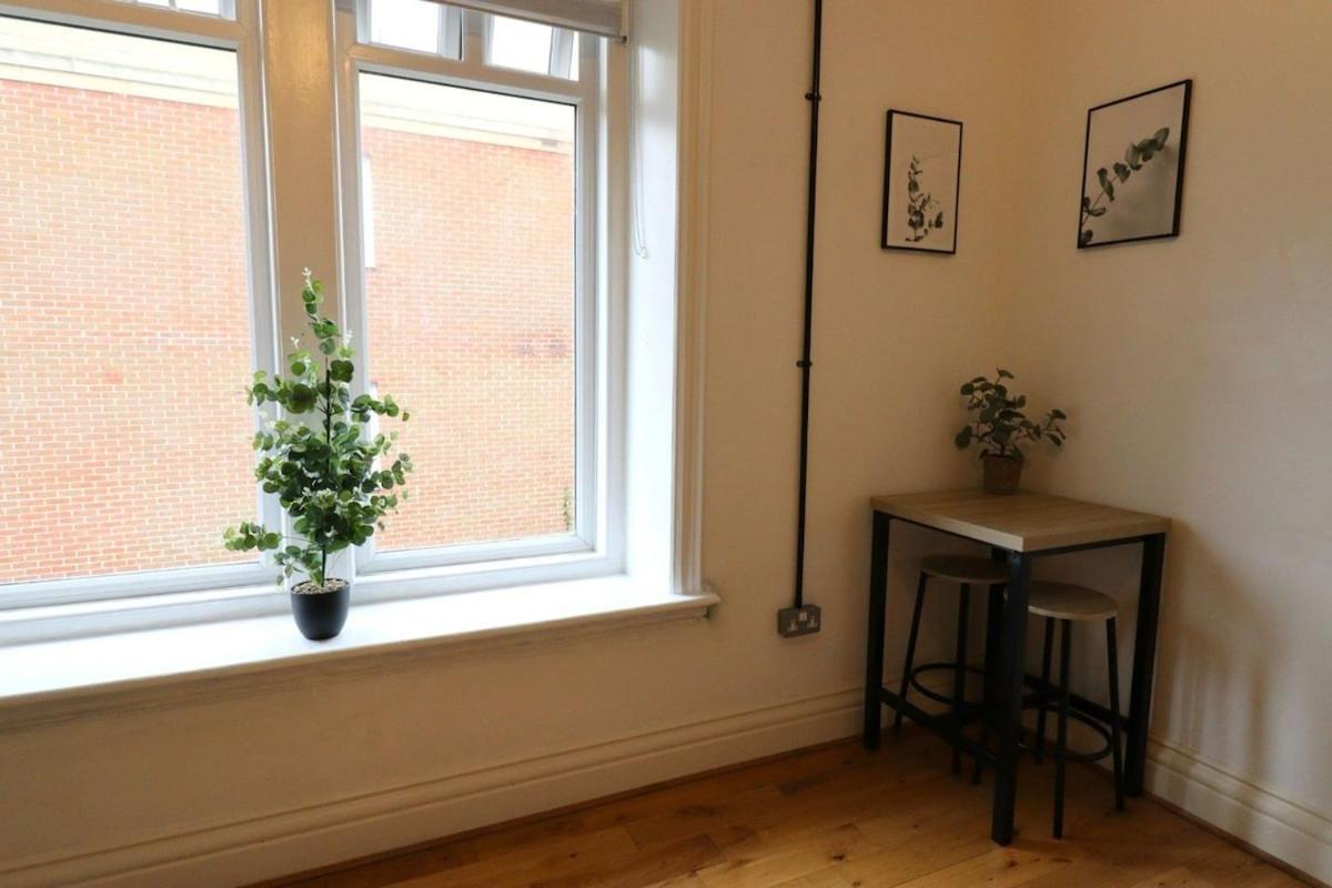 Flat 11, 10 St John's Road *