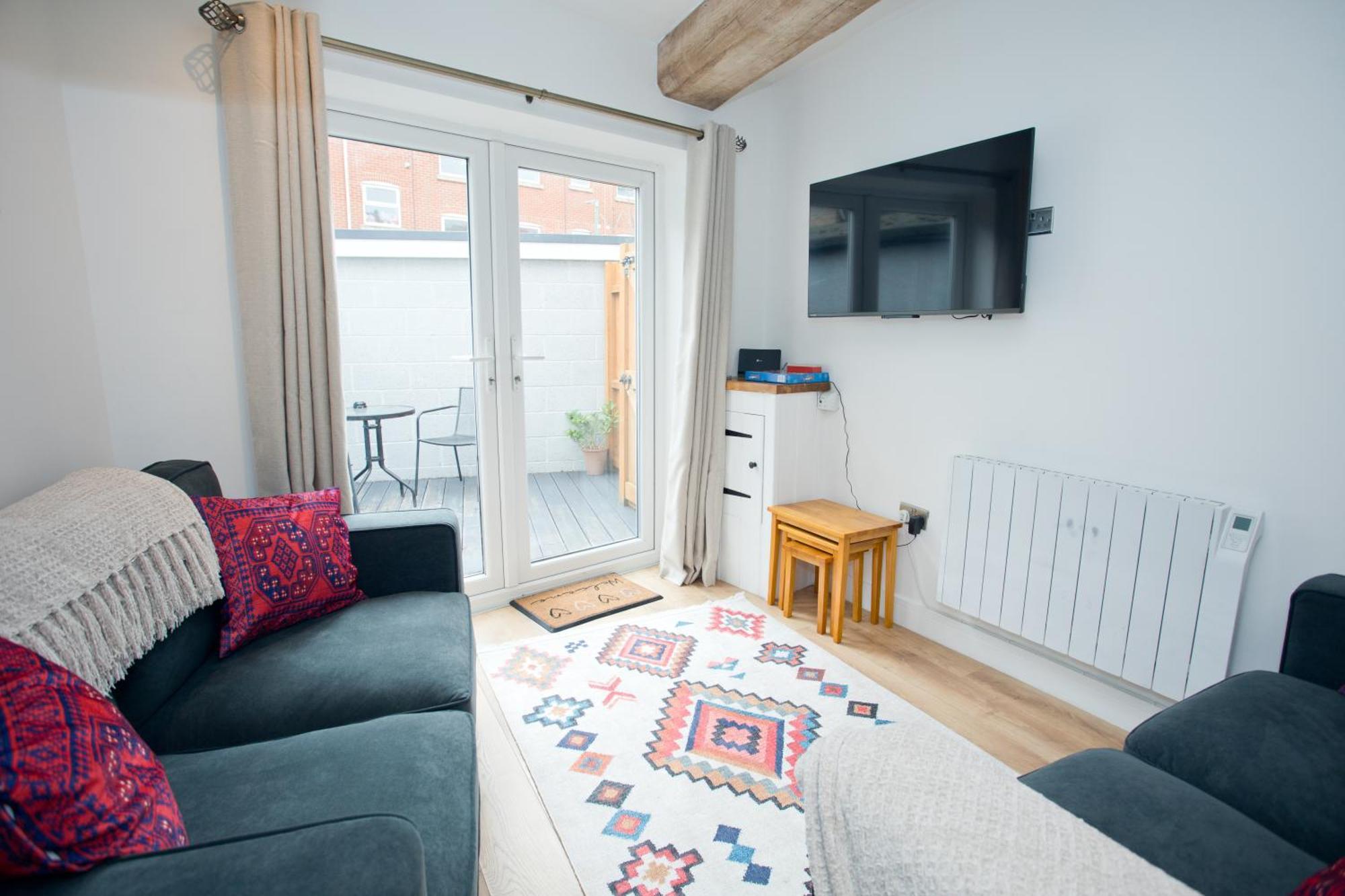2 Bed House Free Parking 1km From The *