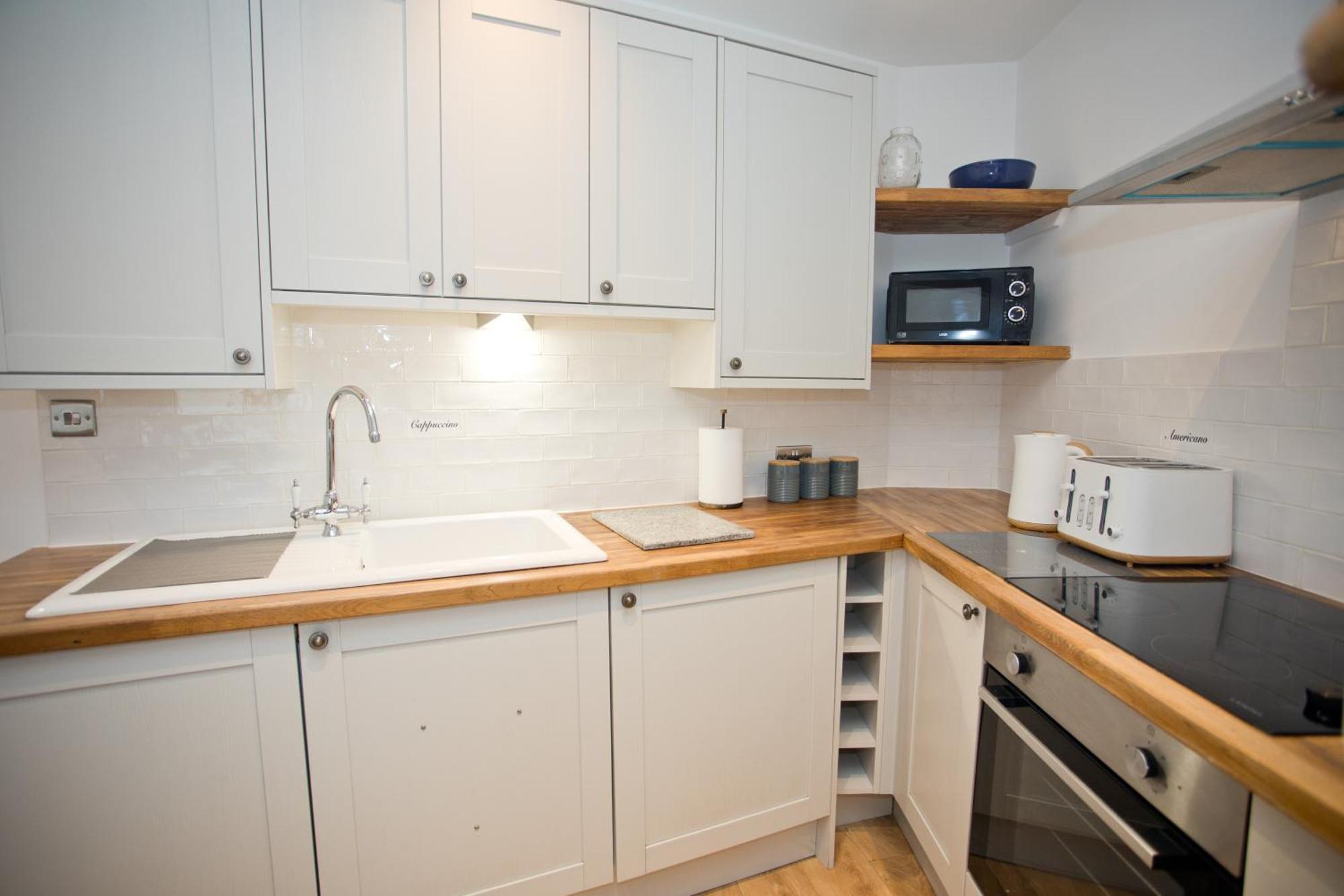 2 Bed House Free Parking 1km From The Holiday home Bournemouth