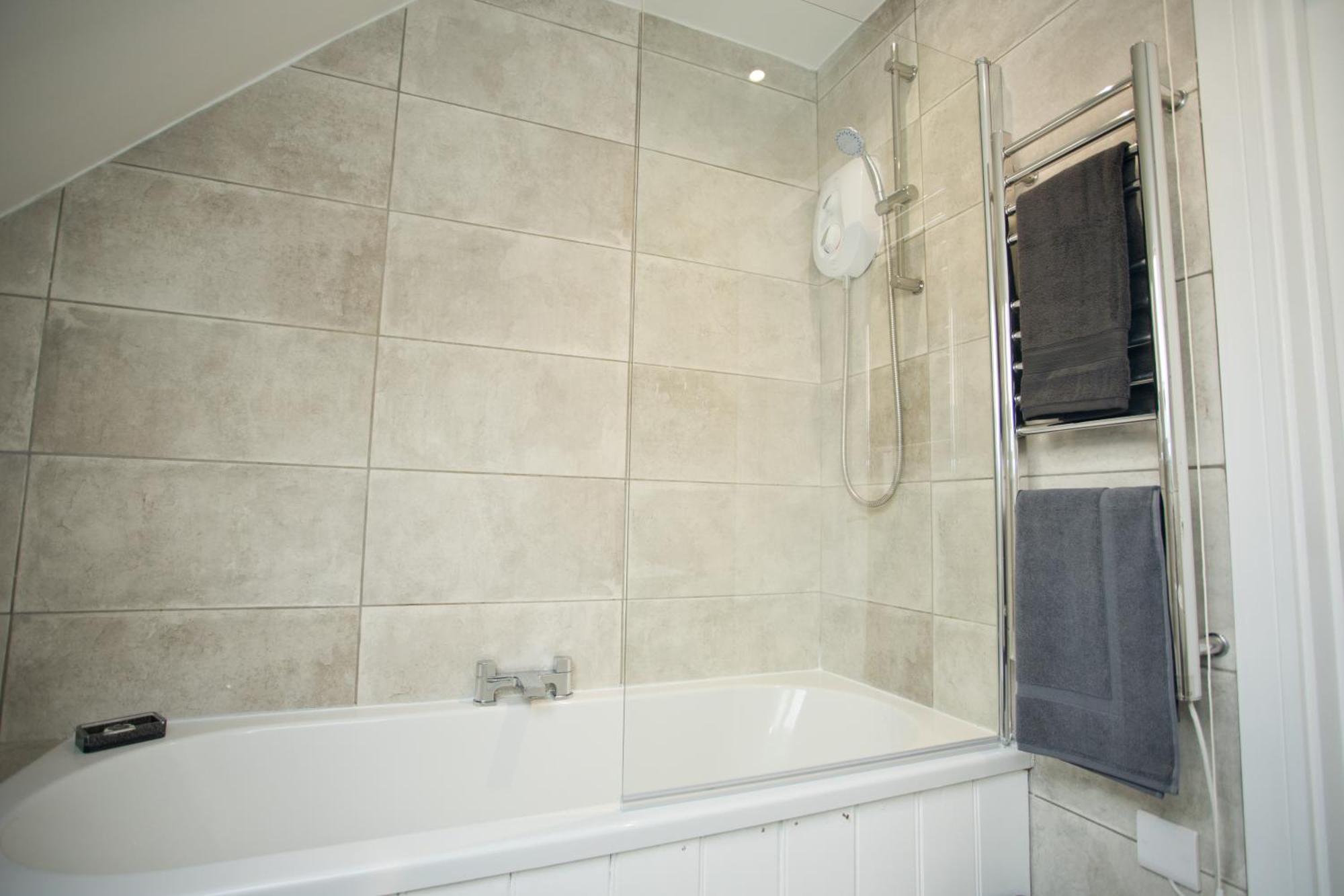 Holiday home 2 Bed House Free Parking 1km From The