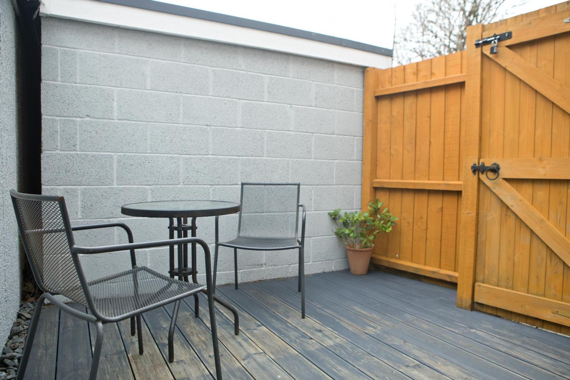 2 Bed House Free Parking 1km From The *