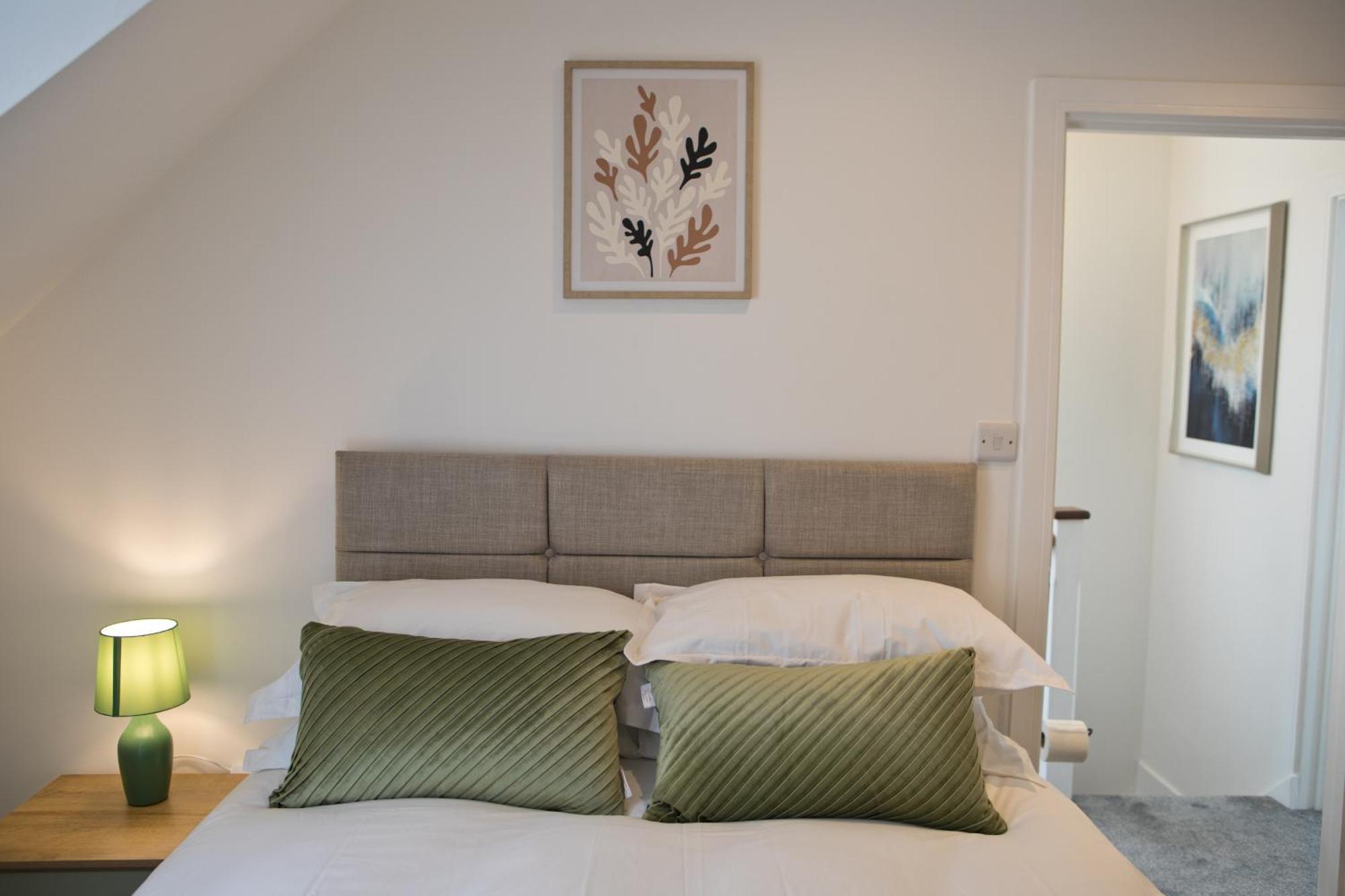 Holiday home 2 Bed House Free Parking 1km From The
