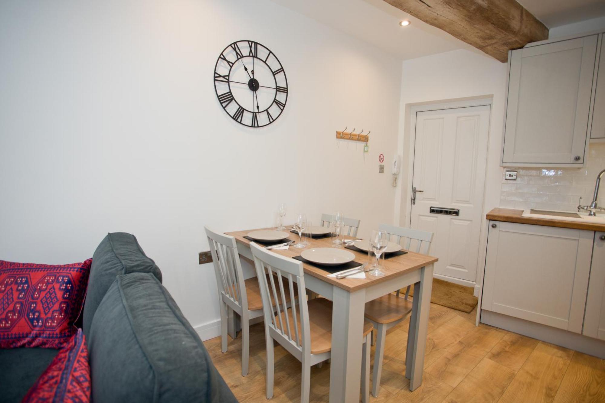 Holiday home 2 Bed House Free Parking 1km From The *