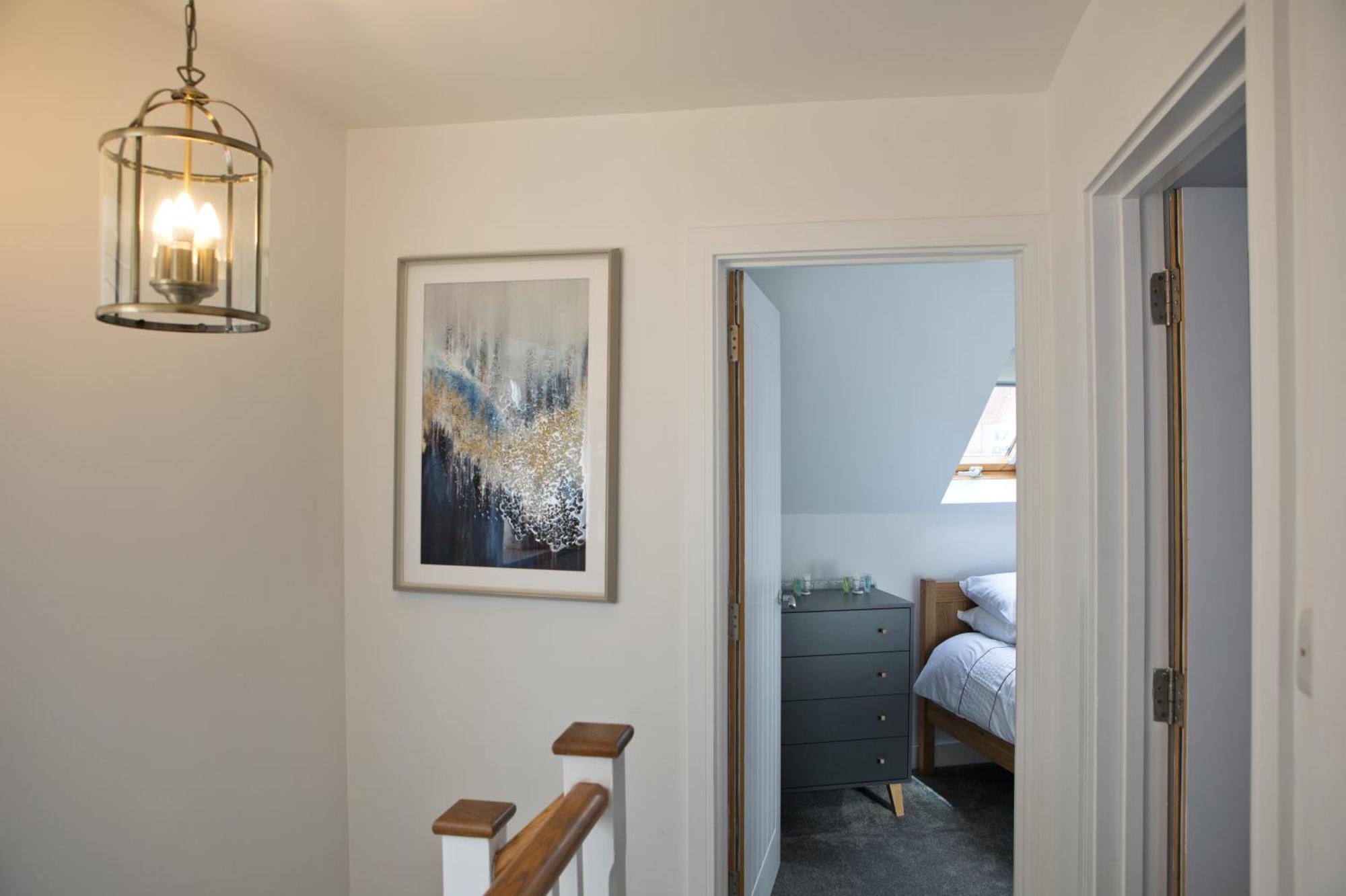 2 Bed House Free Parking 1km From The *