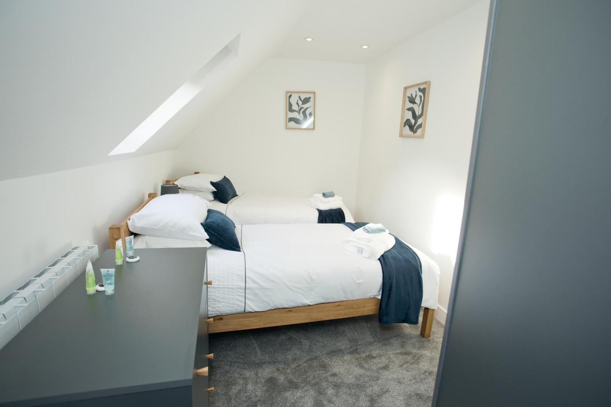 2 Bed House Free Parking 1km From The *