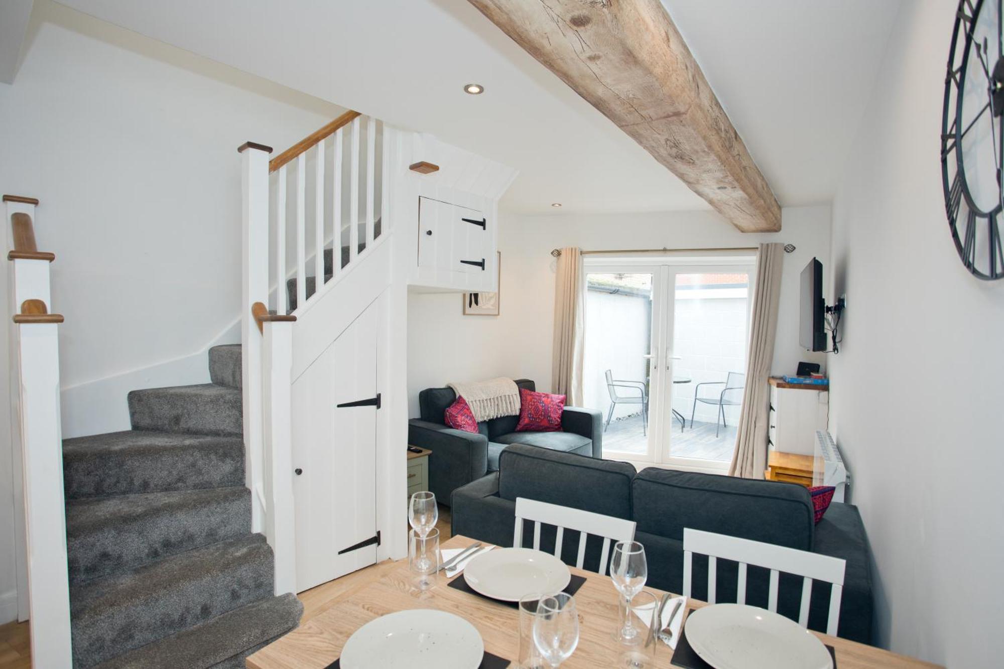 2 Bed House Free Parking 1km From The *