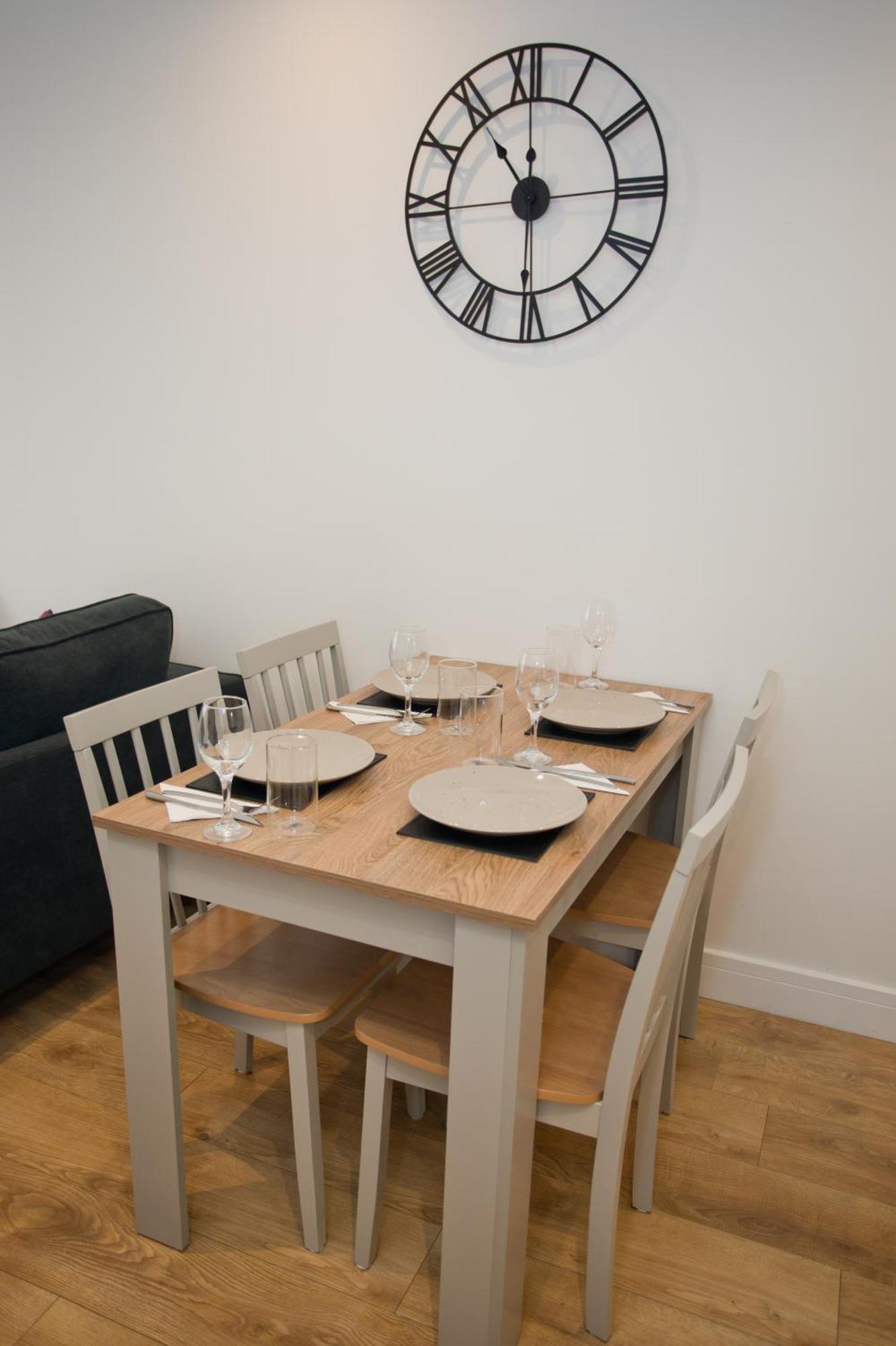 2 Bed House Free Parking 1km From The Holiday home *