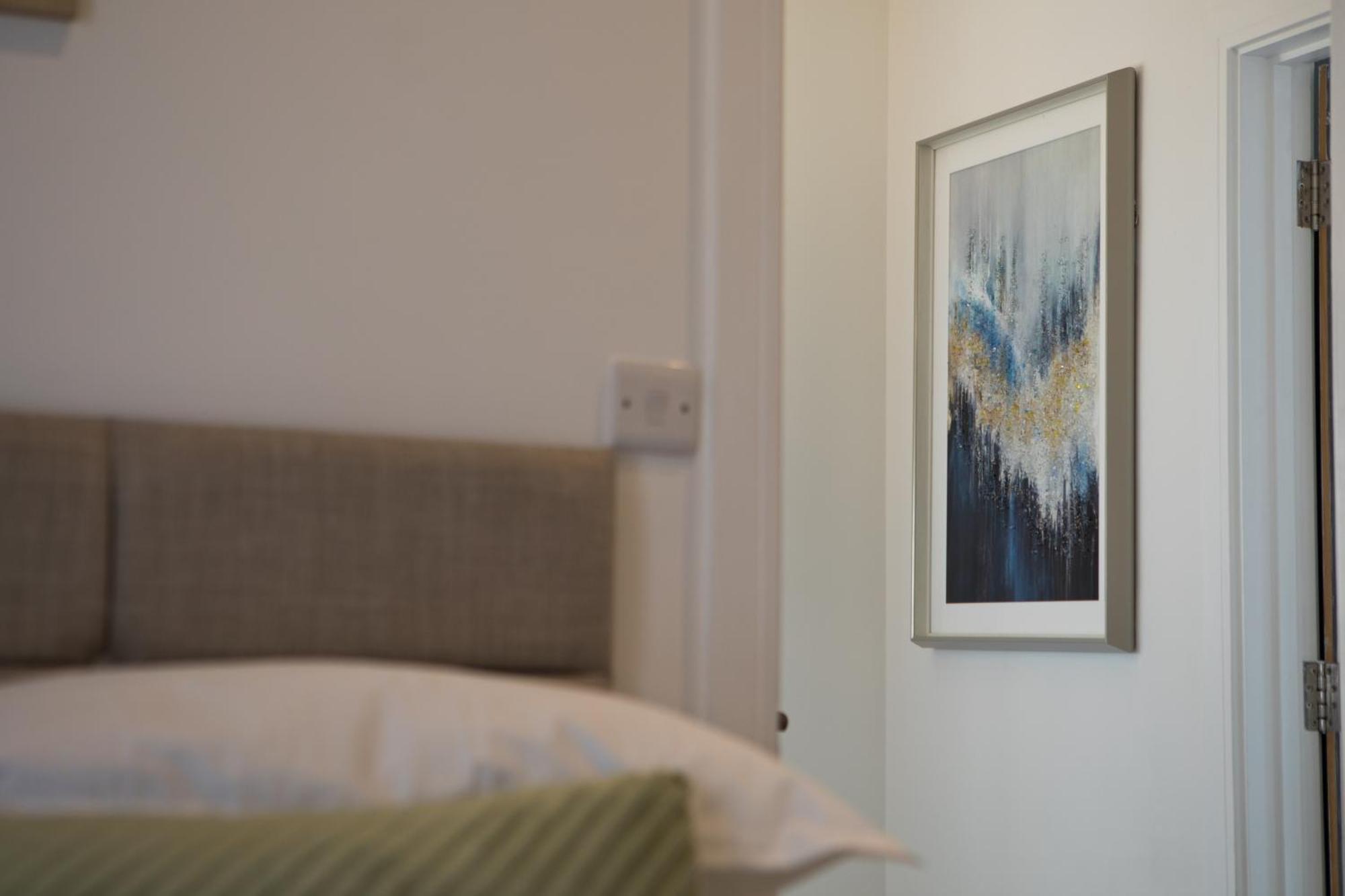Holiday home 2 Bed House Free Parking 1km From The