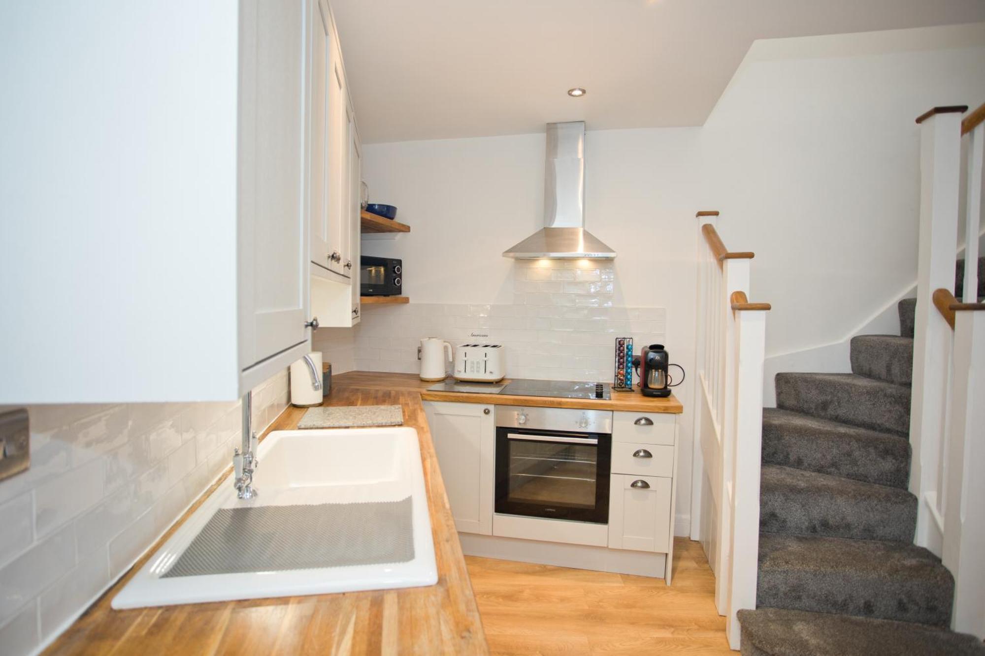 2 Bed House Free Parking 1km From The