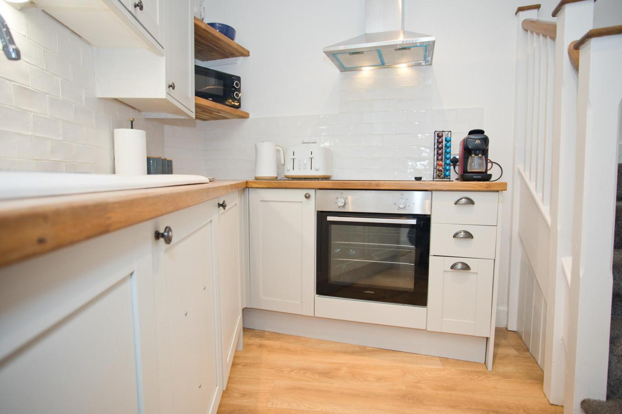 2 Bed House Free Parking 1km From The Holiday home