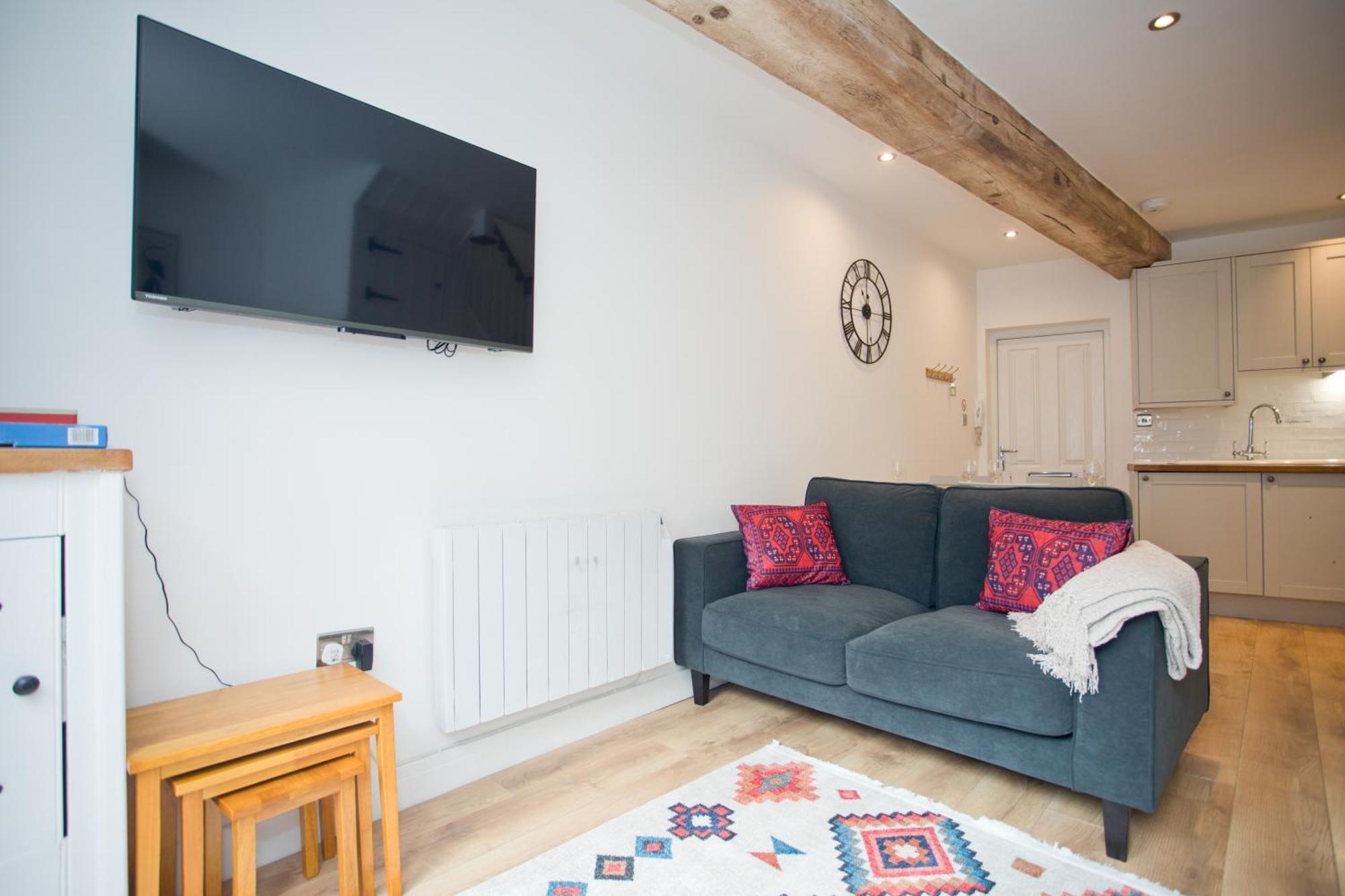 2 Bed House Free Parking 1km From The Holiday home *