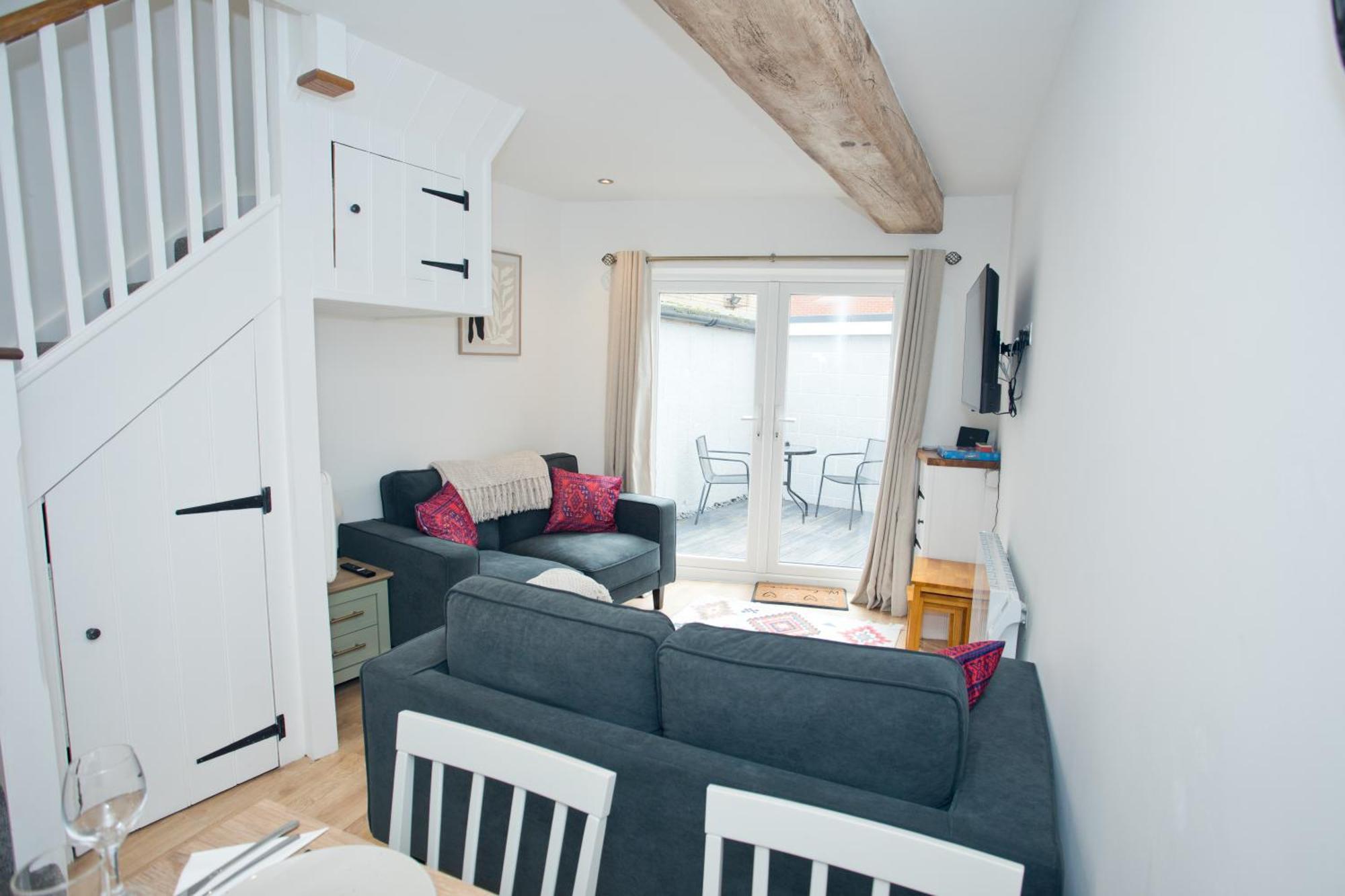 2 Bed House Free Parking 1km From The