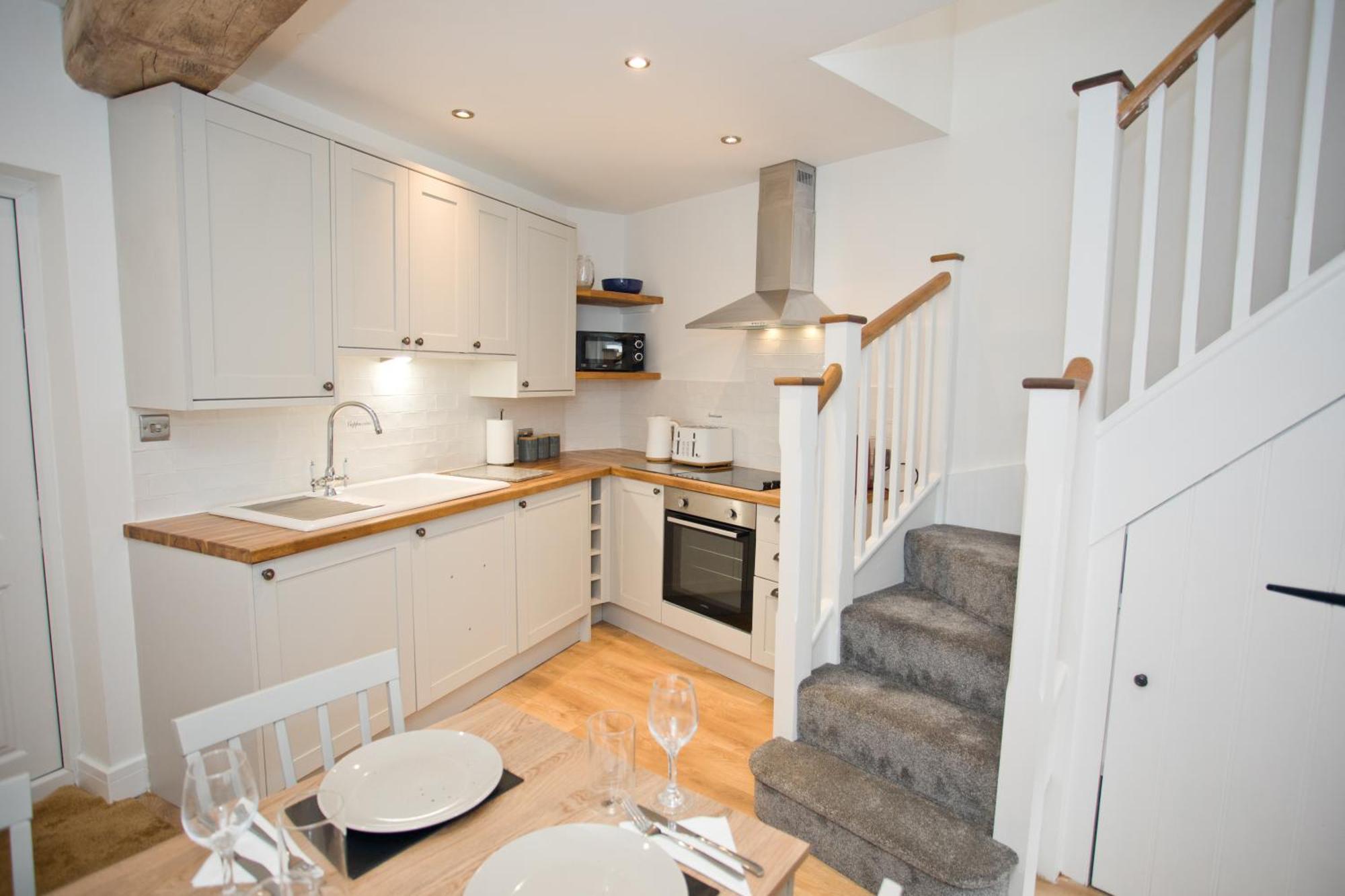 2 Bed House Free Parking 1km From The *