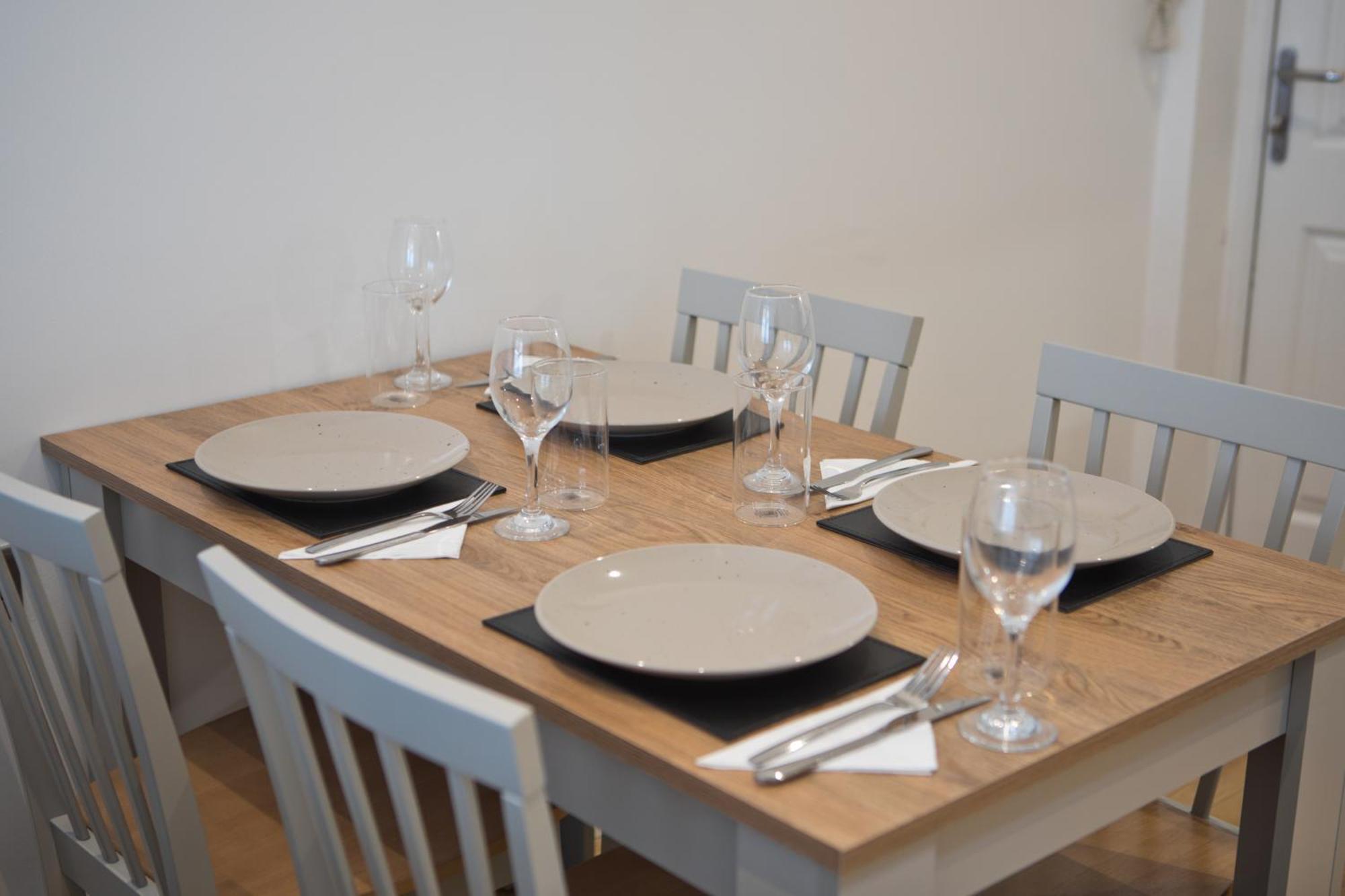 Holiday home 2 Bed House Free Parking 1km From The