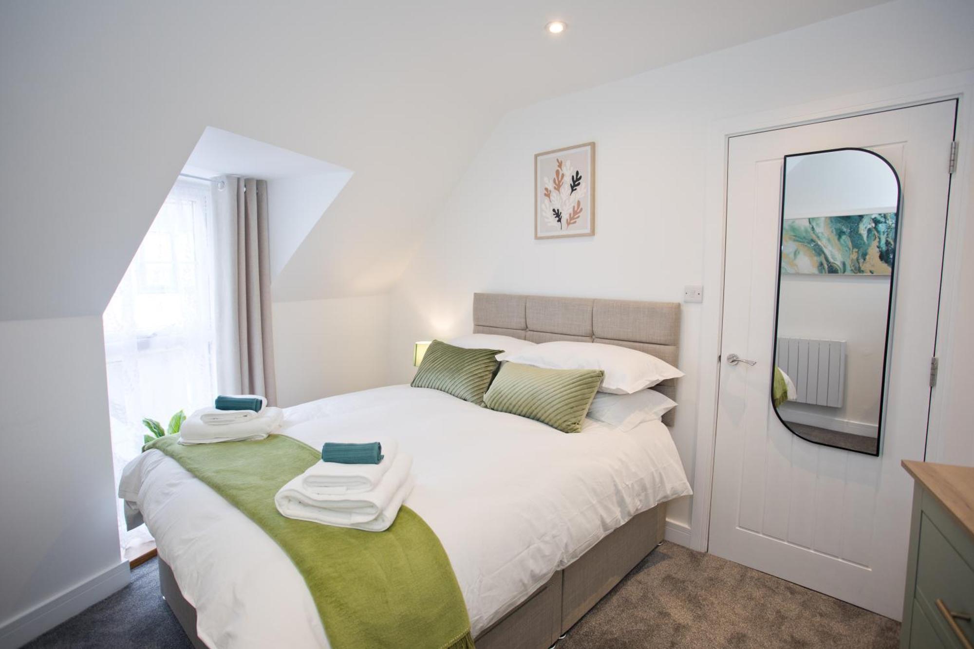 Holiday home 2 Bed House Free Parking 1km From The *