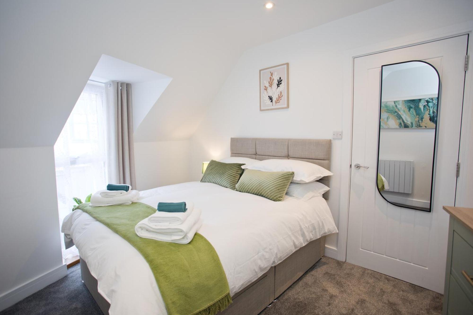2 Bed House Free Parking 1km From The *