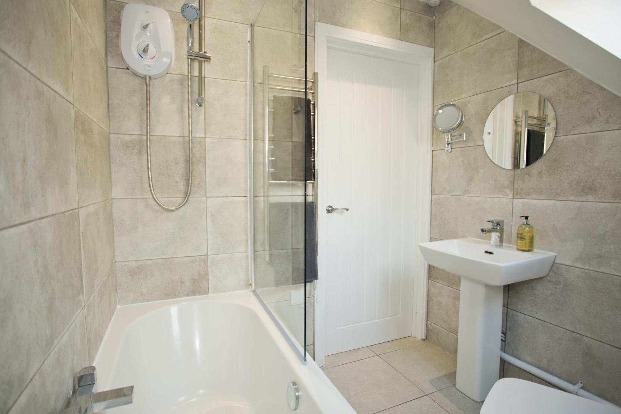 2 Bed House Free Parking 1km From The