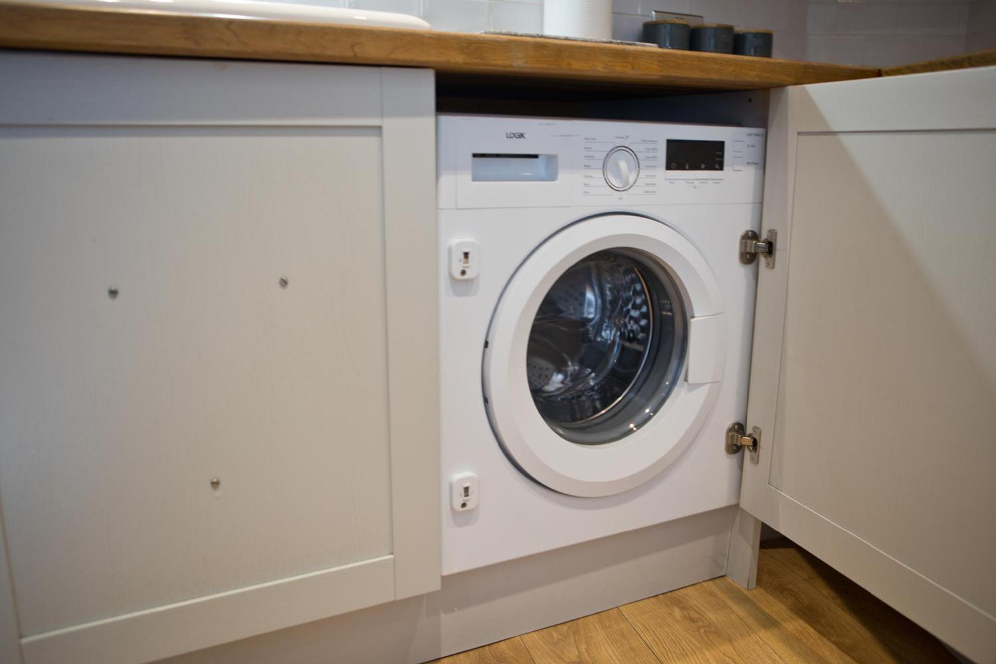2 Bed House Free Parking 1km From The Holiday home