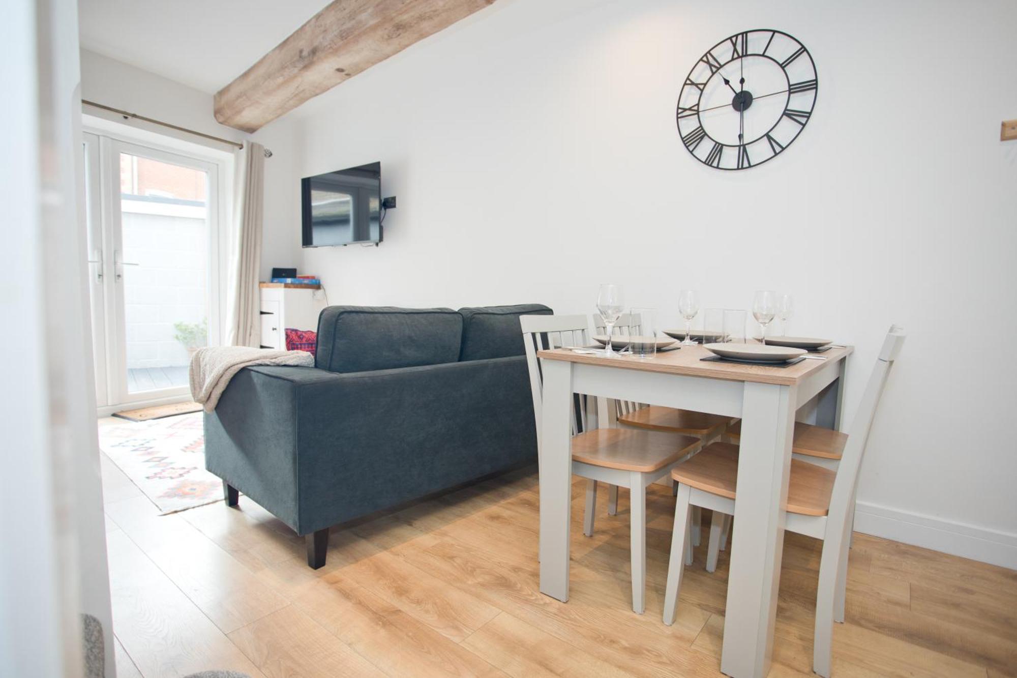Holiday home 2 Bed House Free Parking 1km From The *