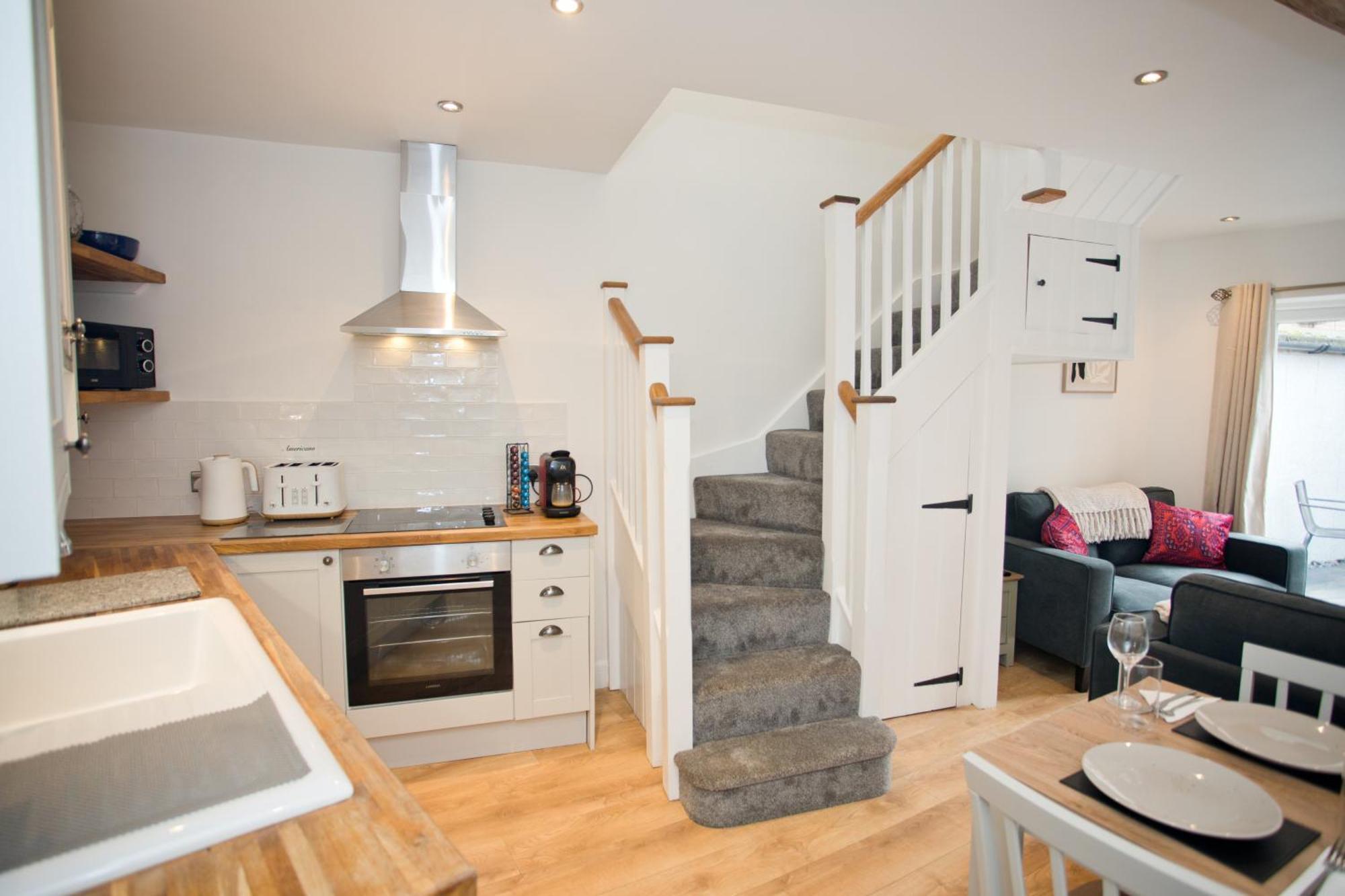 2 Bed House Free Parking 1km From The