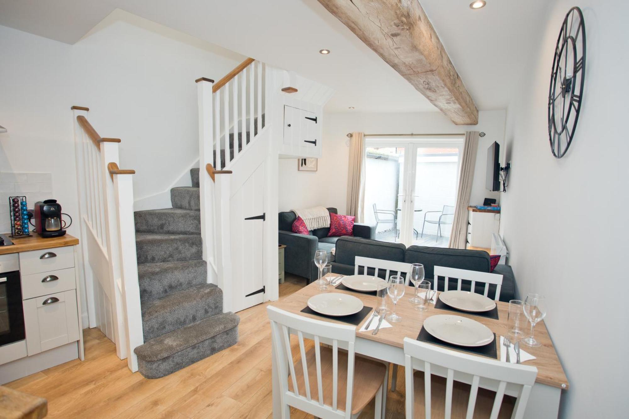 2 Bed House Free Parking 1km From The Holiday home *