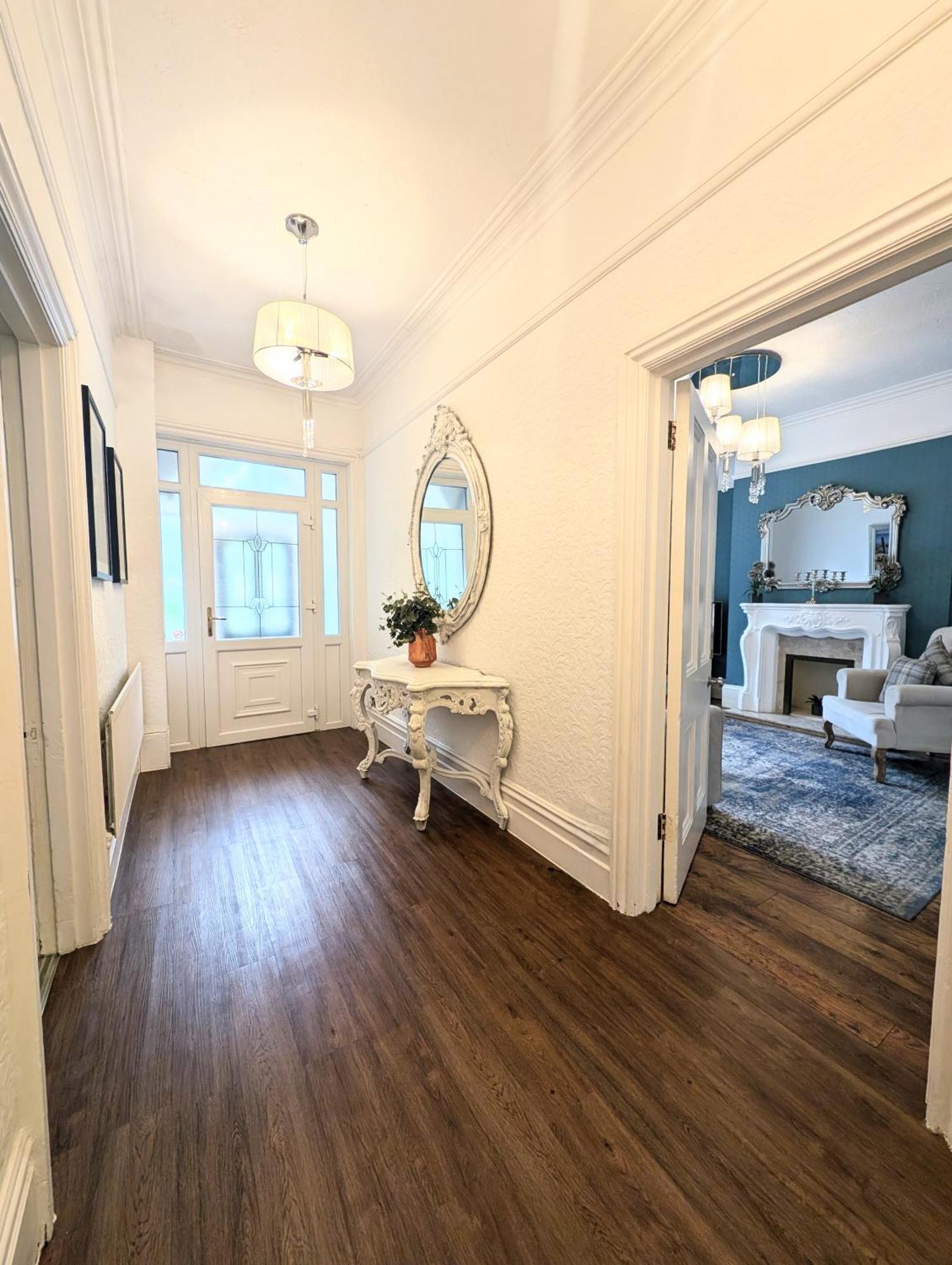 Apartment Large Family Apartment, Walking Distance To With Private Garden & Parking *