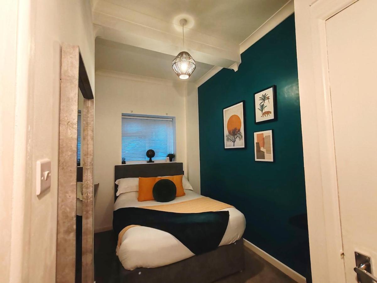 Bright And Stylish 2 Bedroom Town Centre Sleeps 5 Free Parking