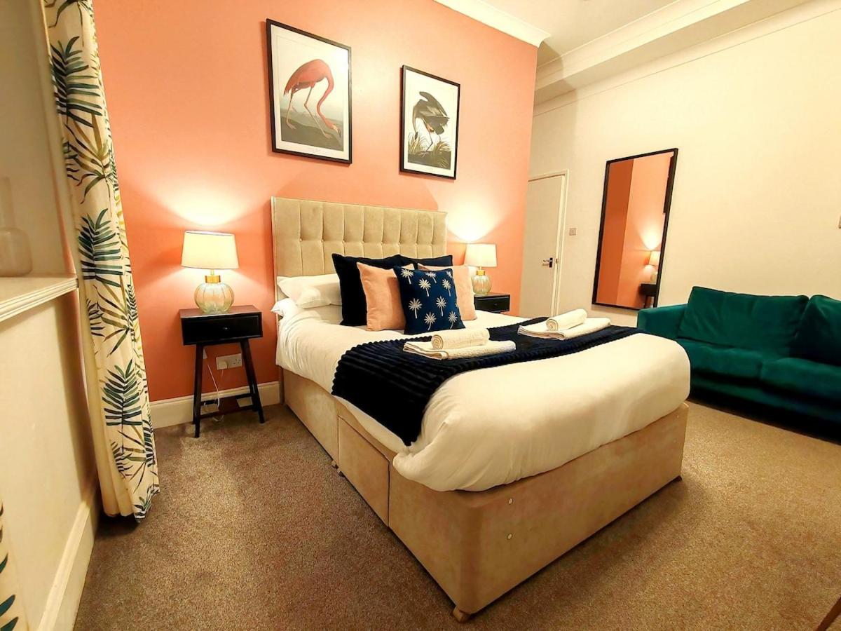Bright And Stylish 2 Bedroom Town Centre Sleeps 5 Free Parking Apartment