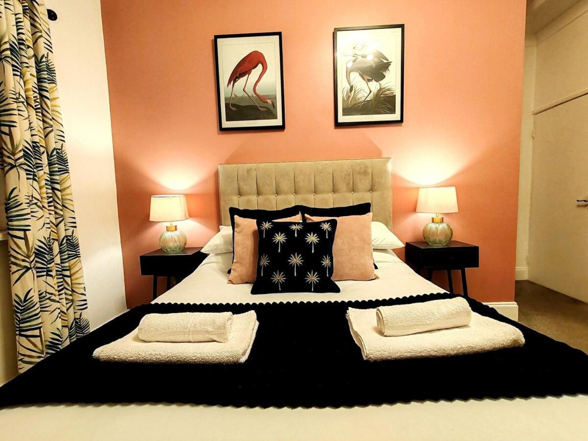 Bright And Stylish 2 Bedroom Town Centre Sleeps 5 Free Parking Apartment *