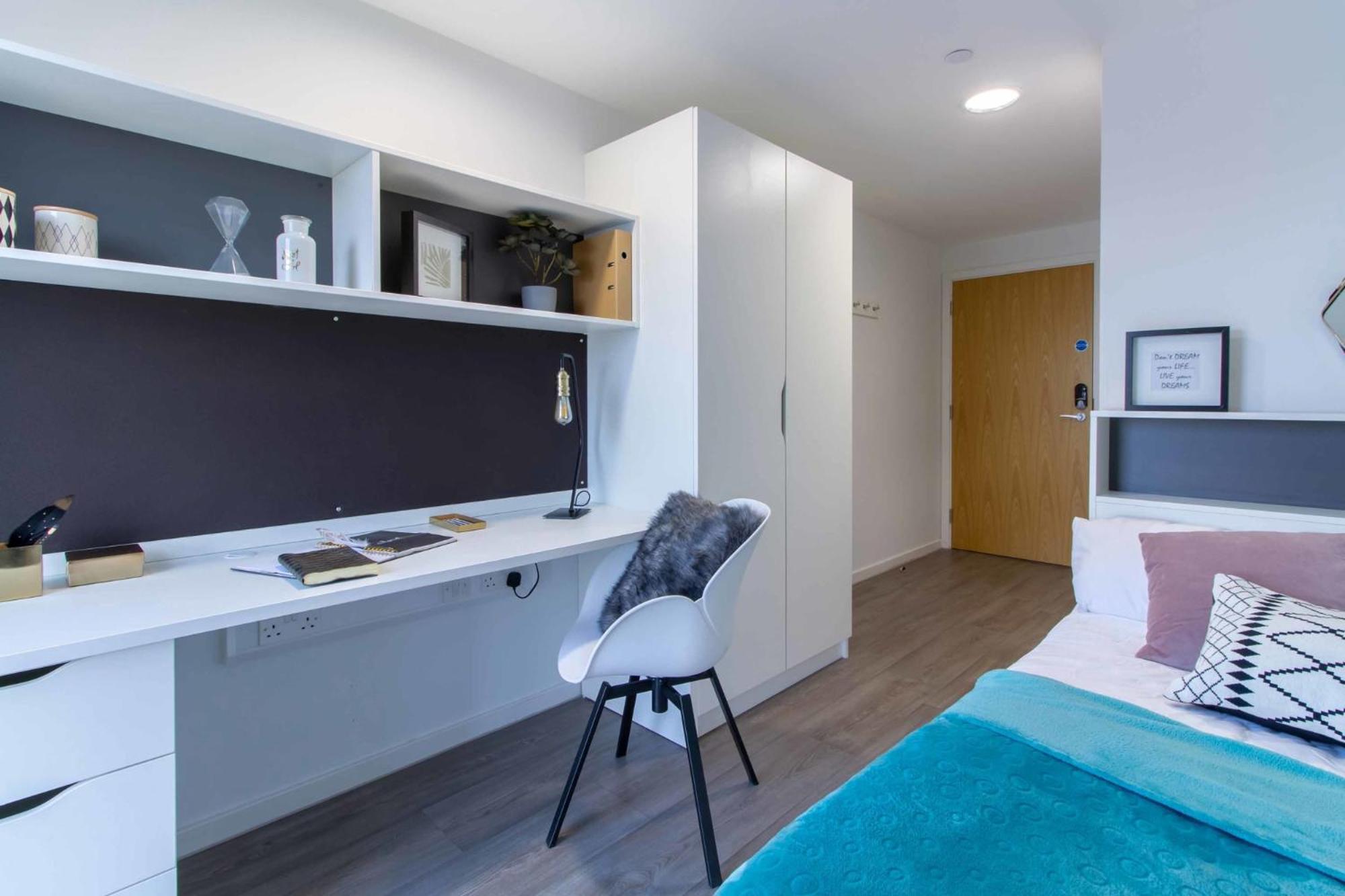 Stunning Private Ensuites At Oxford Point In Close To The Bournemouth