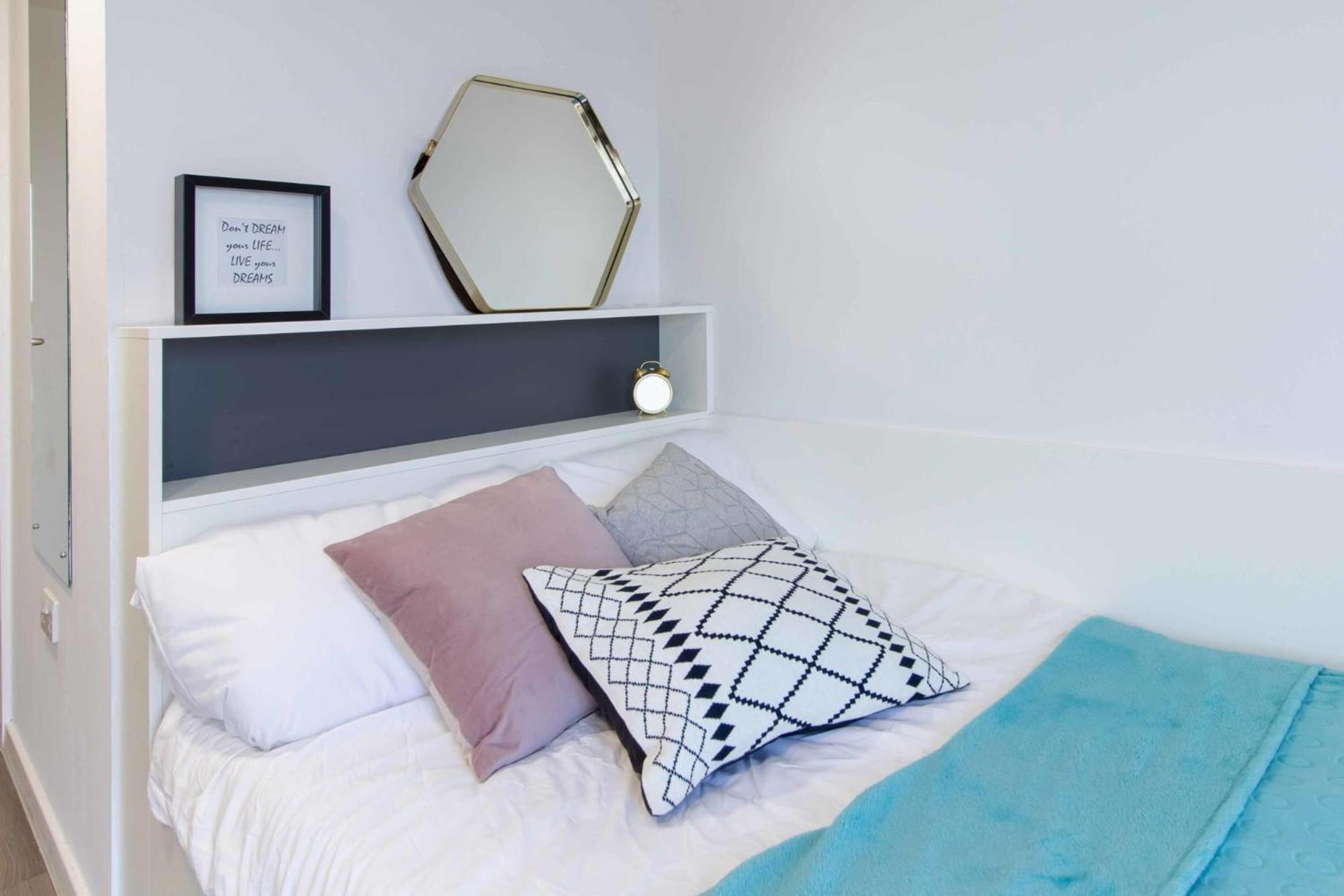 Stunning Private Ensuites At Oxford Point In Close To The Apartment *