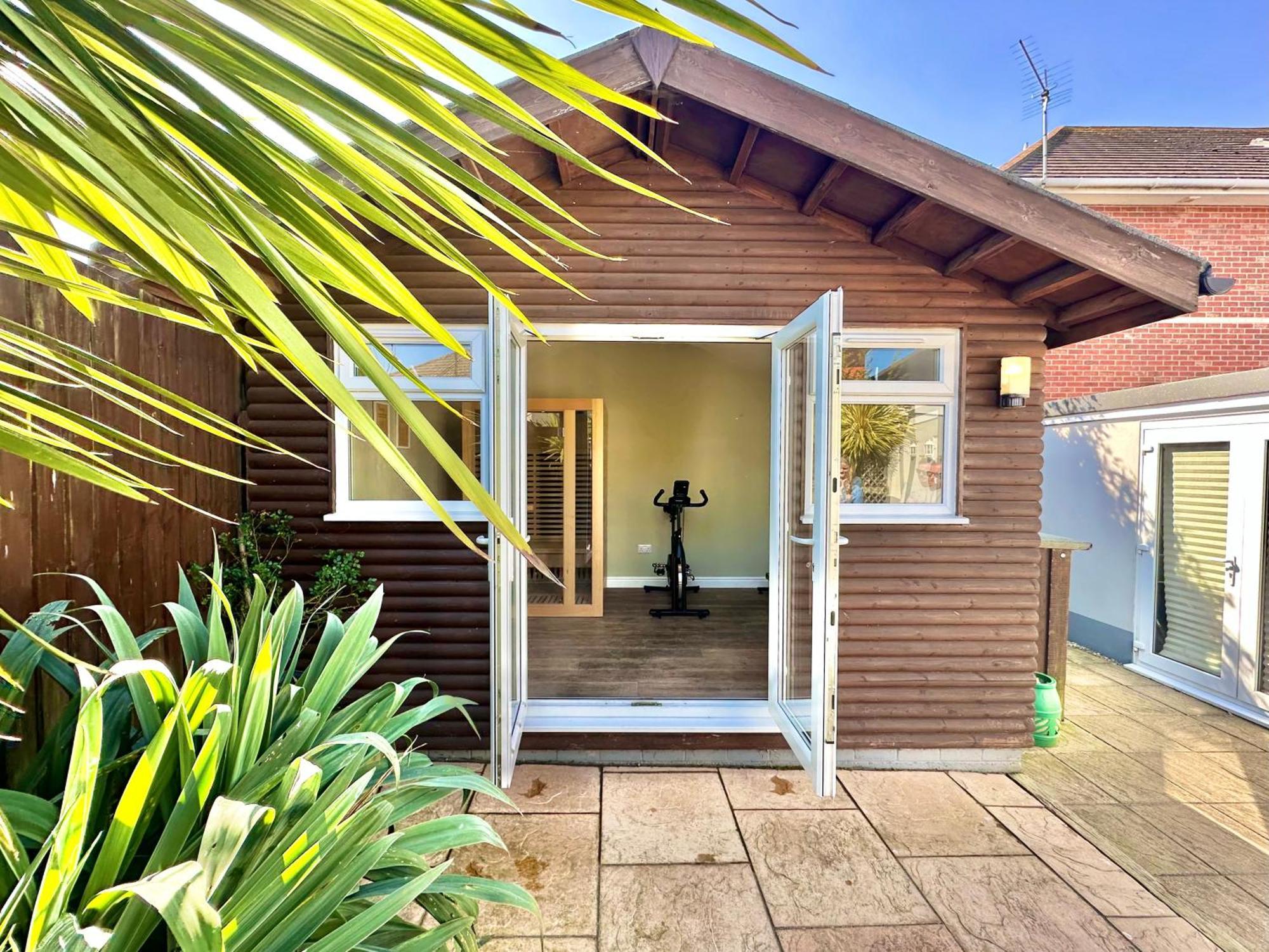 Luxury - Hot Tub - Pool Table - Gym - Sauna - Cinema - Free Parking - Close To *