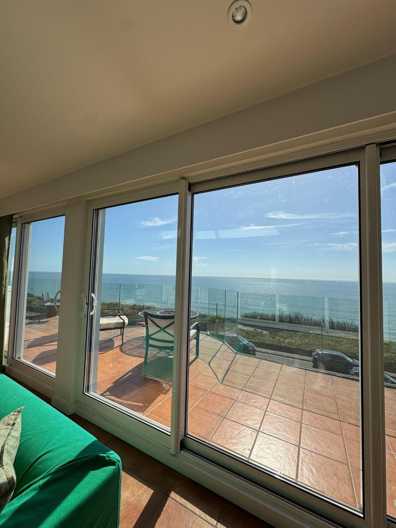 Apartment Panoramic Sea View Studio: Beachside Comfort For Three