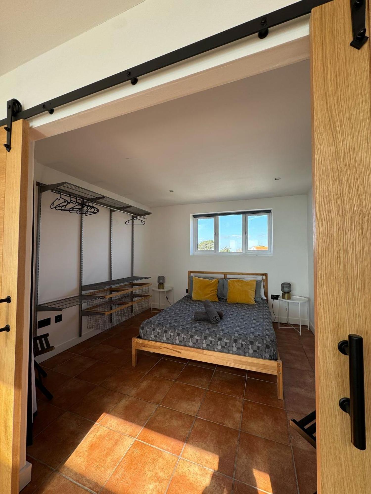 Apartment Panoramic Sea View Studio: Beachside Comfort For Three *