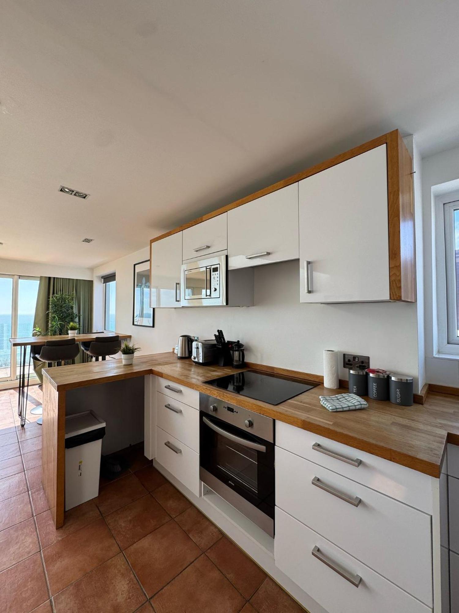 Apartment Panoramic Sea View Studio: Beachside Comfort For Three Bournemouth
