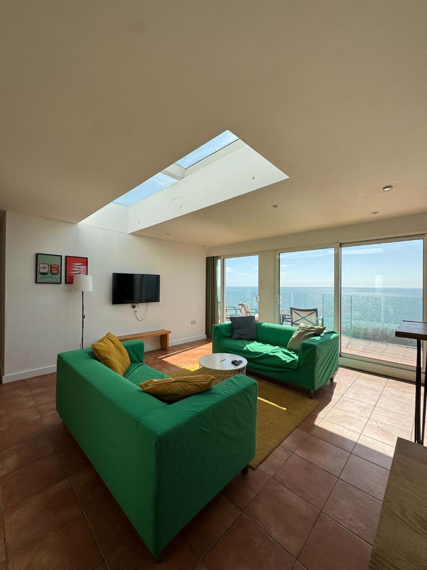 Panoramic Sea View Studio: Beachside Comfort For Three Bournemouth