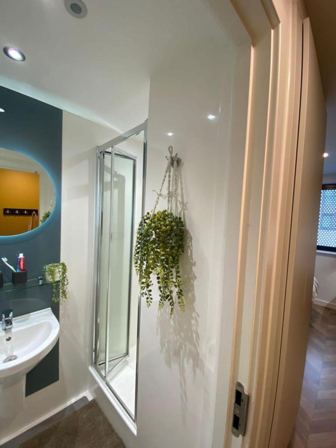 Serene Private Ensuites For Students Only In Belaton House At Apartment *