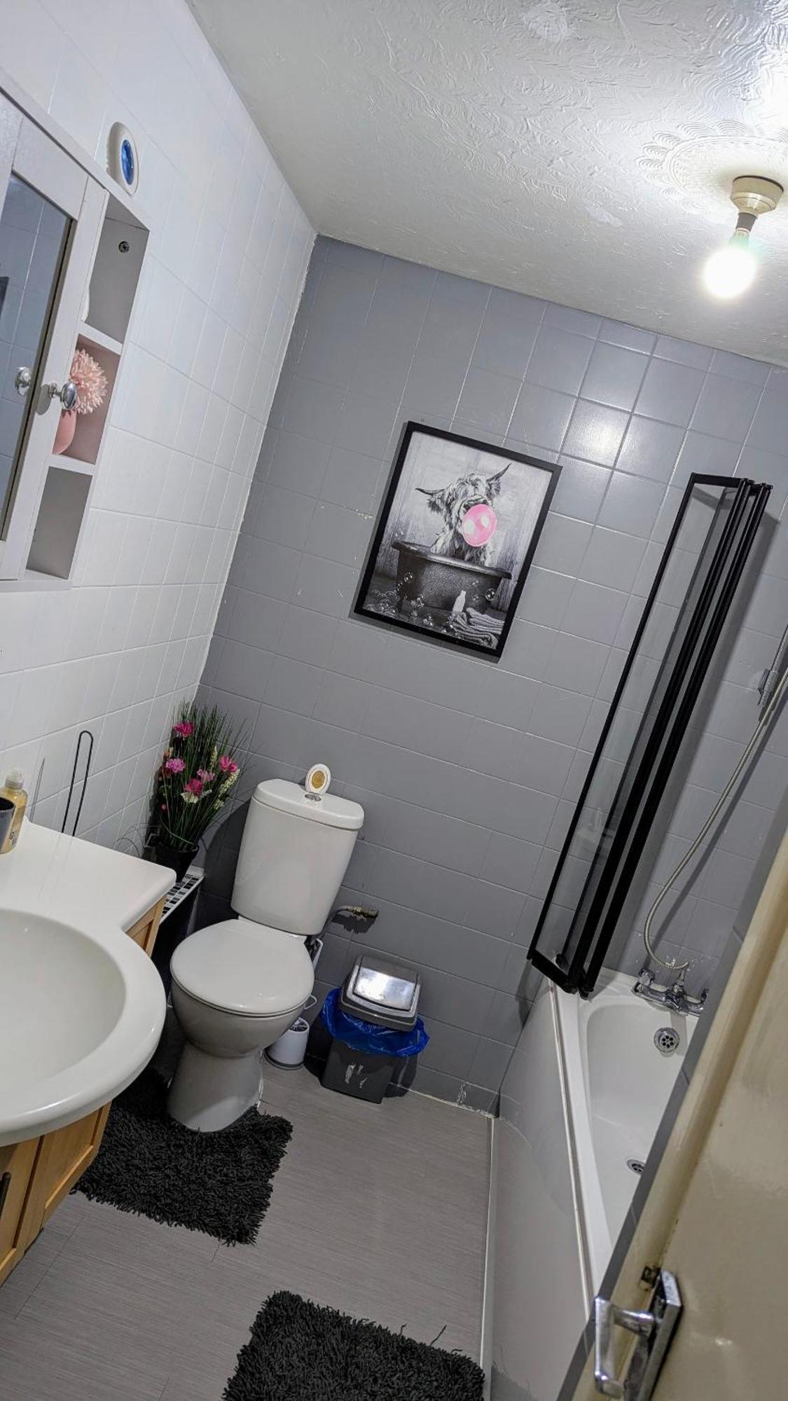 Homely In The Heart Of Town Centre - Sleeps 6 Apartment *