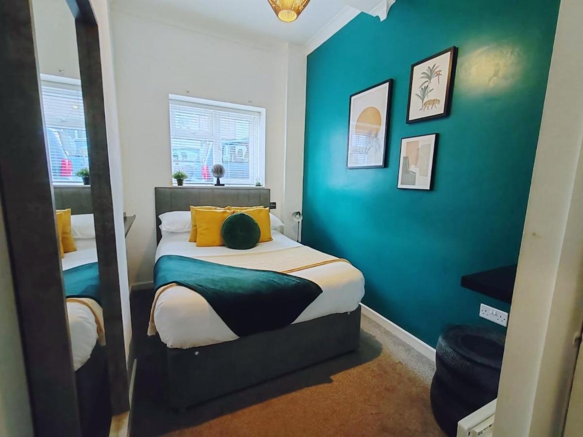 Bright And Stylish 2 Bedroom Town Centre Sleeps 5 Free Parking *