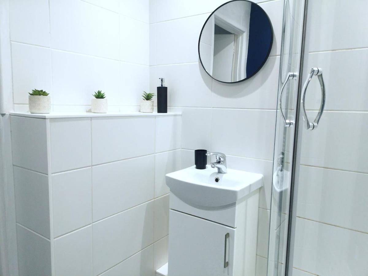 Bright And Stylish 2 Bedroom Town Centre Sleeps 5 Free Parking Bournemouth
