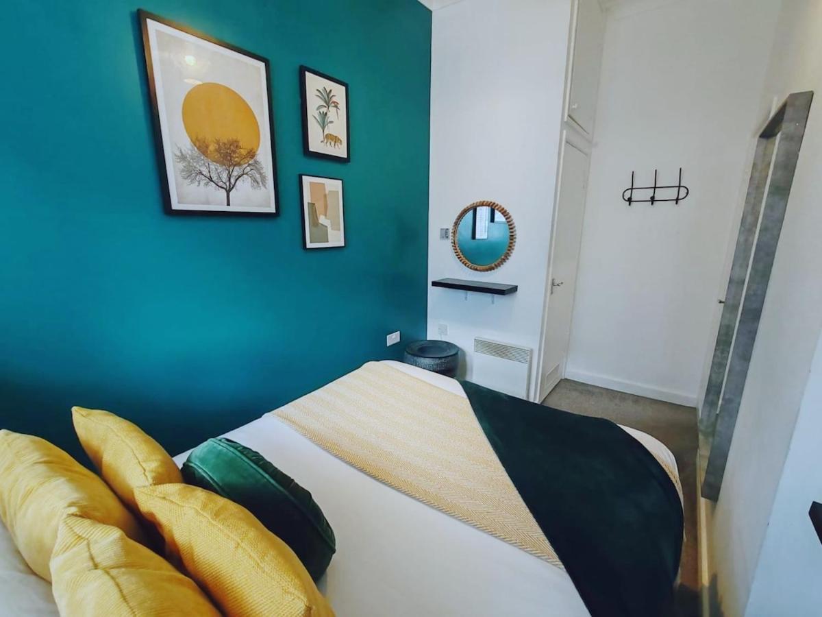 Bright And Stylish 2 Bedroom Town Centre Sleeps 5 Free Parking