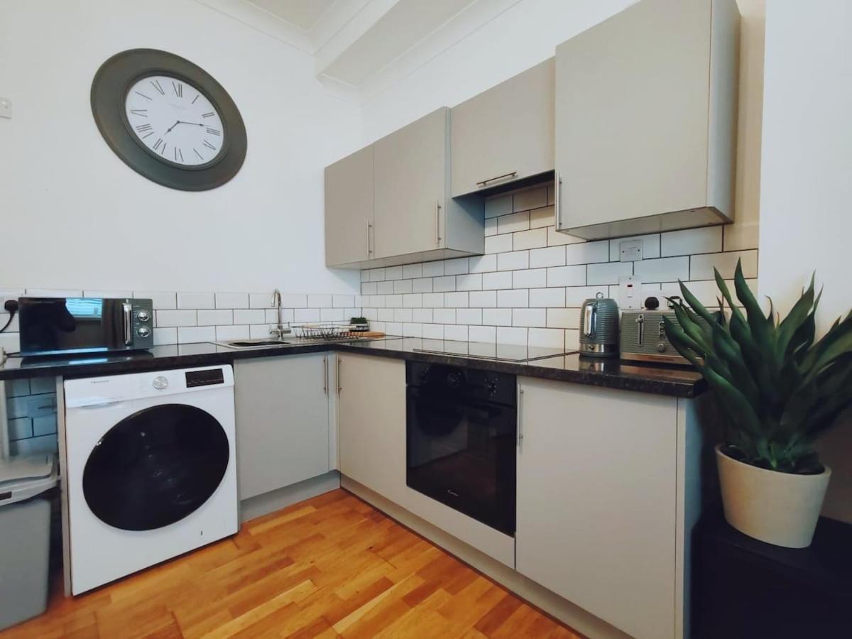Bright And Stylish 2 Bedroom Town Centre Sleeps 5 Free Parking Bournemouth
