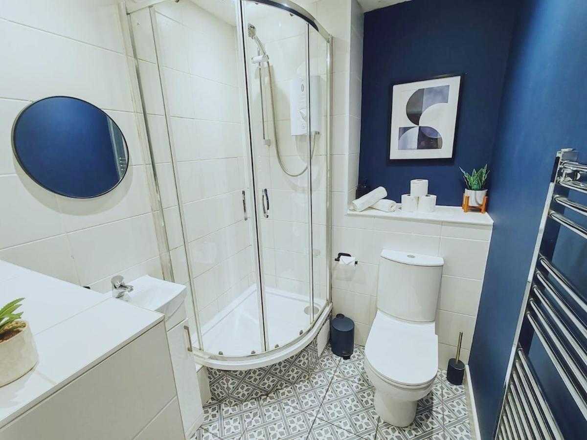 Bright And Stylish 2 Bedroom Town Centre Sleeps 5 Free Parking Apartment