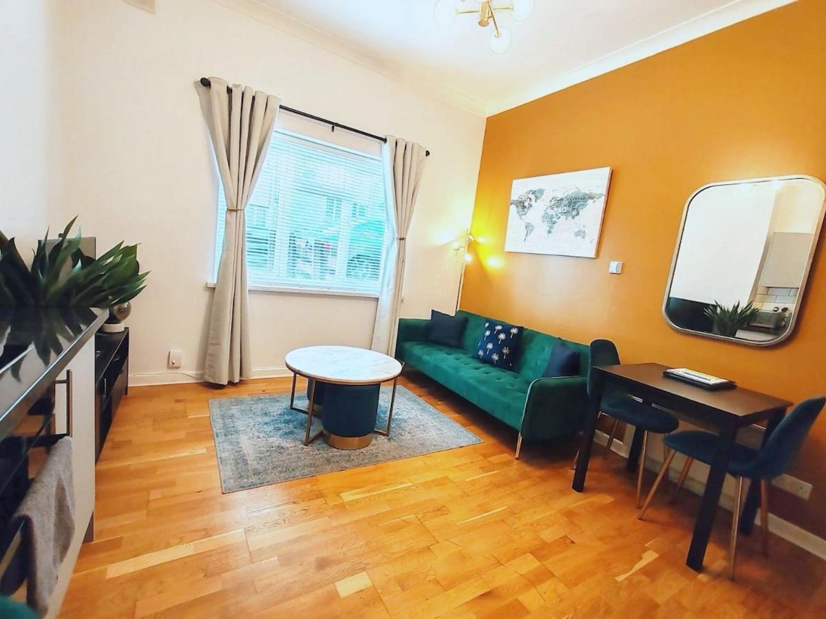 Bright And Stylish 2 Bedroom Town Centre Sleeps 5 Free Parking *