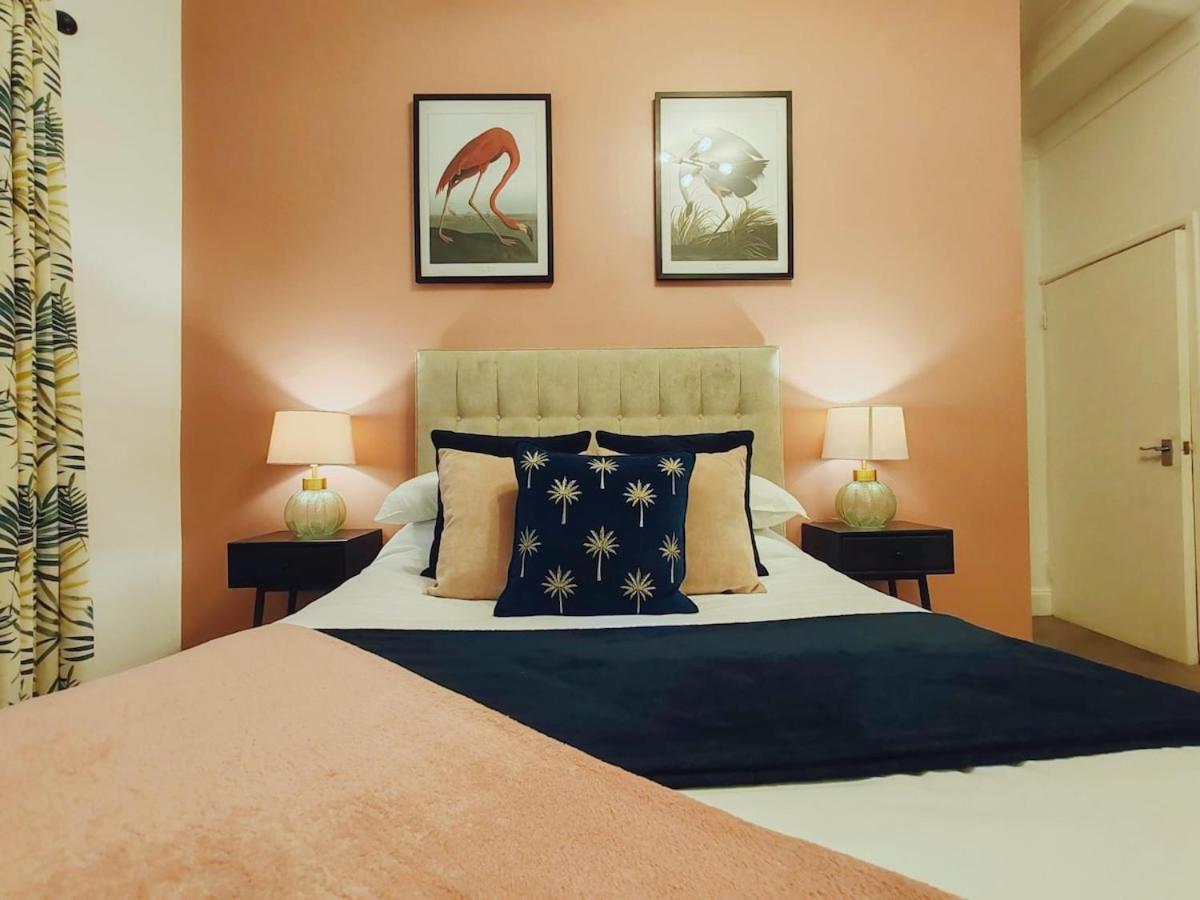 Bright And Stylish 2 Bedroom Town Centre Sleeps 5 Free Parking